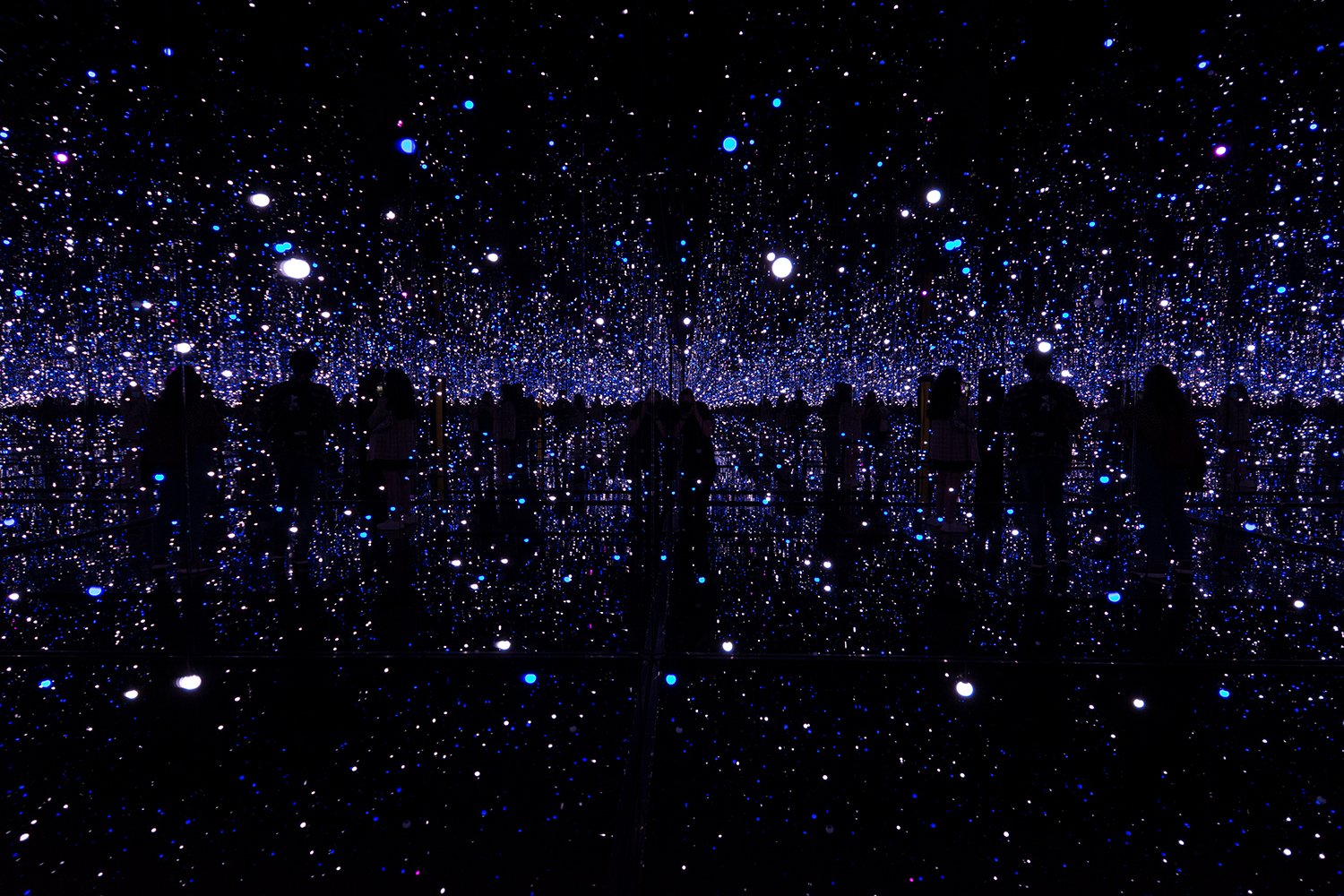 lee-mundy-yayoi-kusama-infinity-mirror-rooms-at-tate-modern-30-july-2021-filled-with-the-brilliance-of-life-2011-2017-0048-w-1500px.jpg