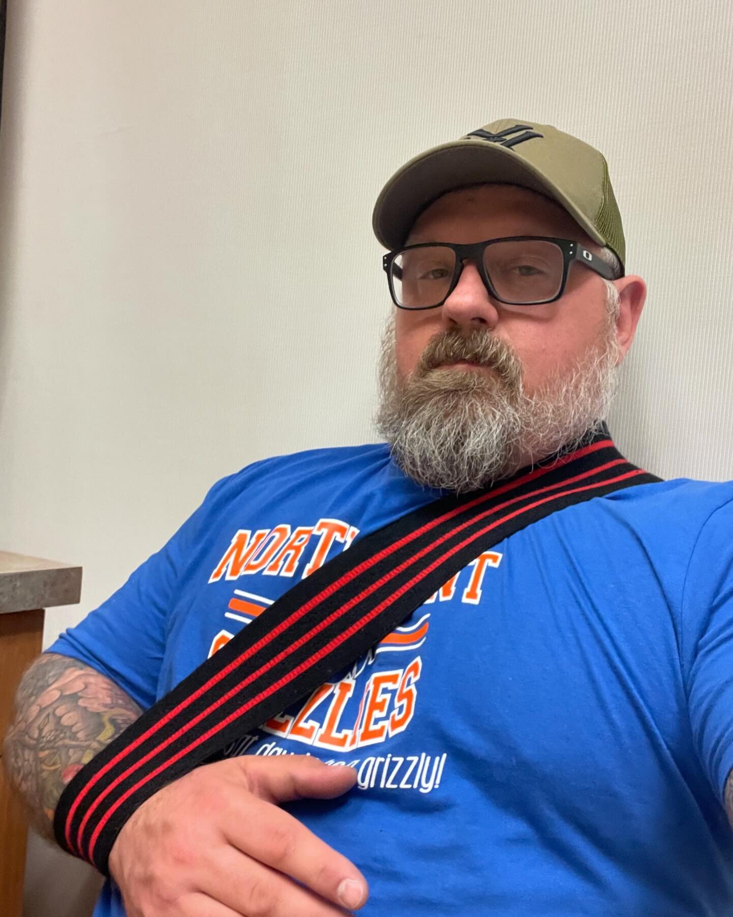 Rolling into urgent care with a powerlifting knee wrap for a sling&hellip;.total meathead!! :-) 

THIS MAY SLOW ME DOWN FOR A BIT&hellip;.I&rsquo;M SORRY&hellip;..I WILL DO MY BEST.

Hurt myself training last night. My right shoulder did some crazy s