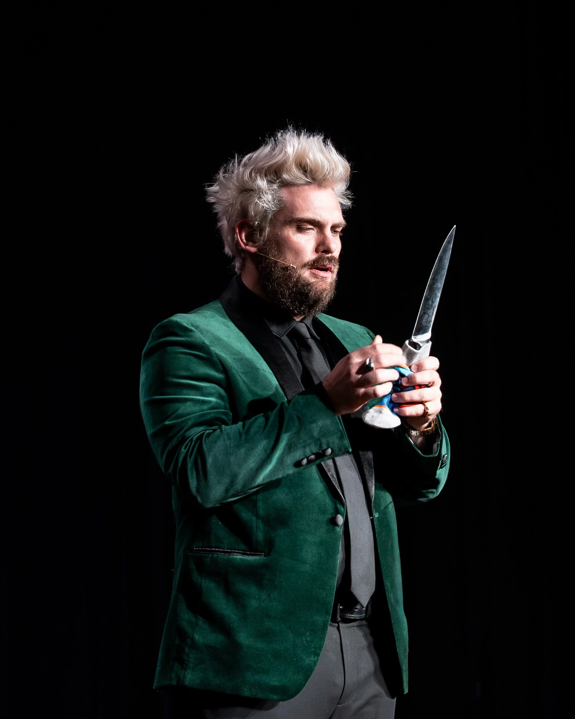 Magician Matt Howard performing Magic at a Dallas corporate event