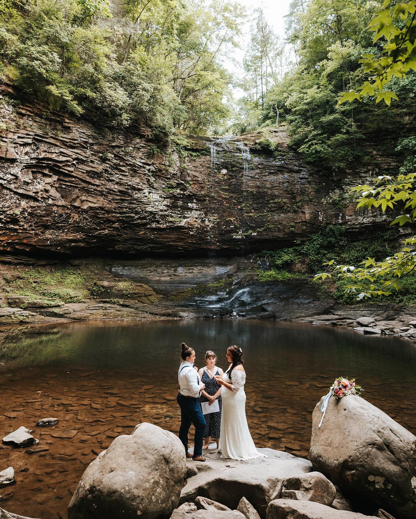 THEY&rsquo;RE MARRIED!!!!! Hiked down to the falls in cloudland canyon for the most beautiful elopement 🤍 

Congrats again you two. I&rsquo;m so so happy for y&rsquo;all!!!!