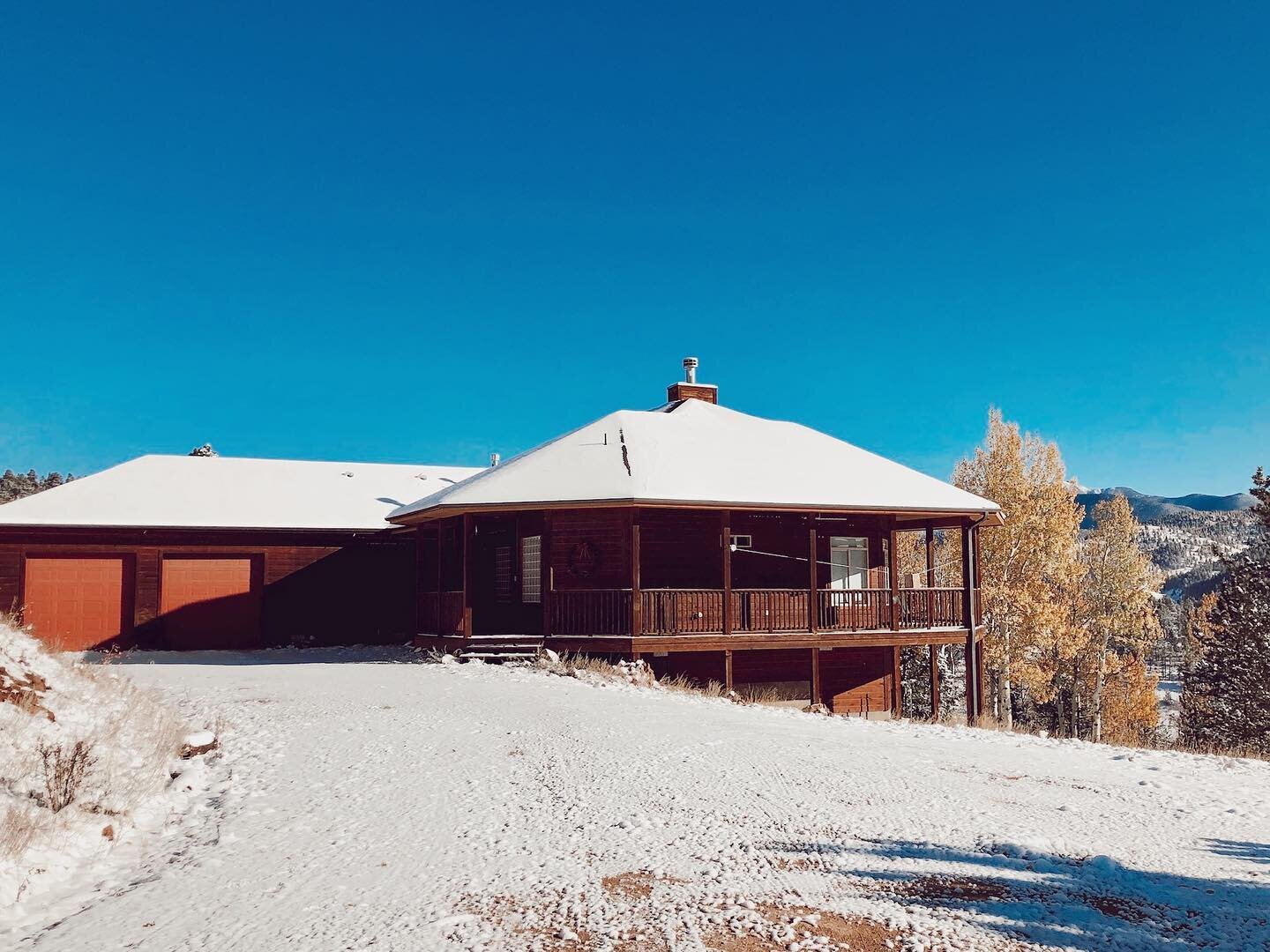We&rsquo;ve been on a little hiatus recently, but now we&rsquo;re back and looking forward to fall at Aspen Lakehouse! Want to experience a little snow with your brightly colored fall leaves? We have some openings in November for you and your family/