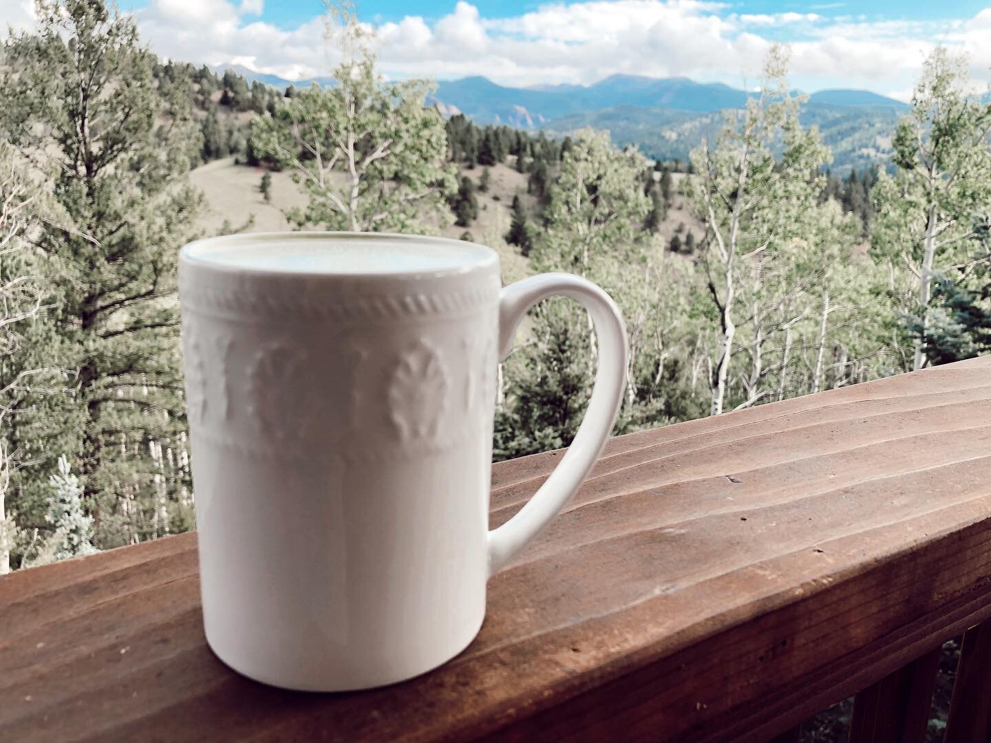 Where are you having your morning cuppa today? 
&bull;
&bull;
&bull;
#coloradoairbnb #coffeetime #mountains #scenery #cuppacoffee #cuppatea #coffee #coloradovrbo #coffeewithaview #porchlife #morning #colorado #victorcolorado #cabinlife #cabinlove