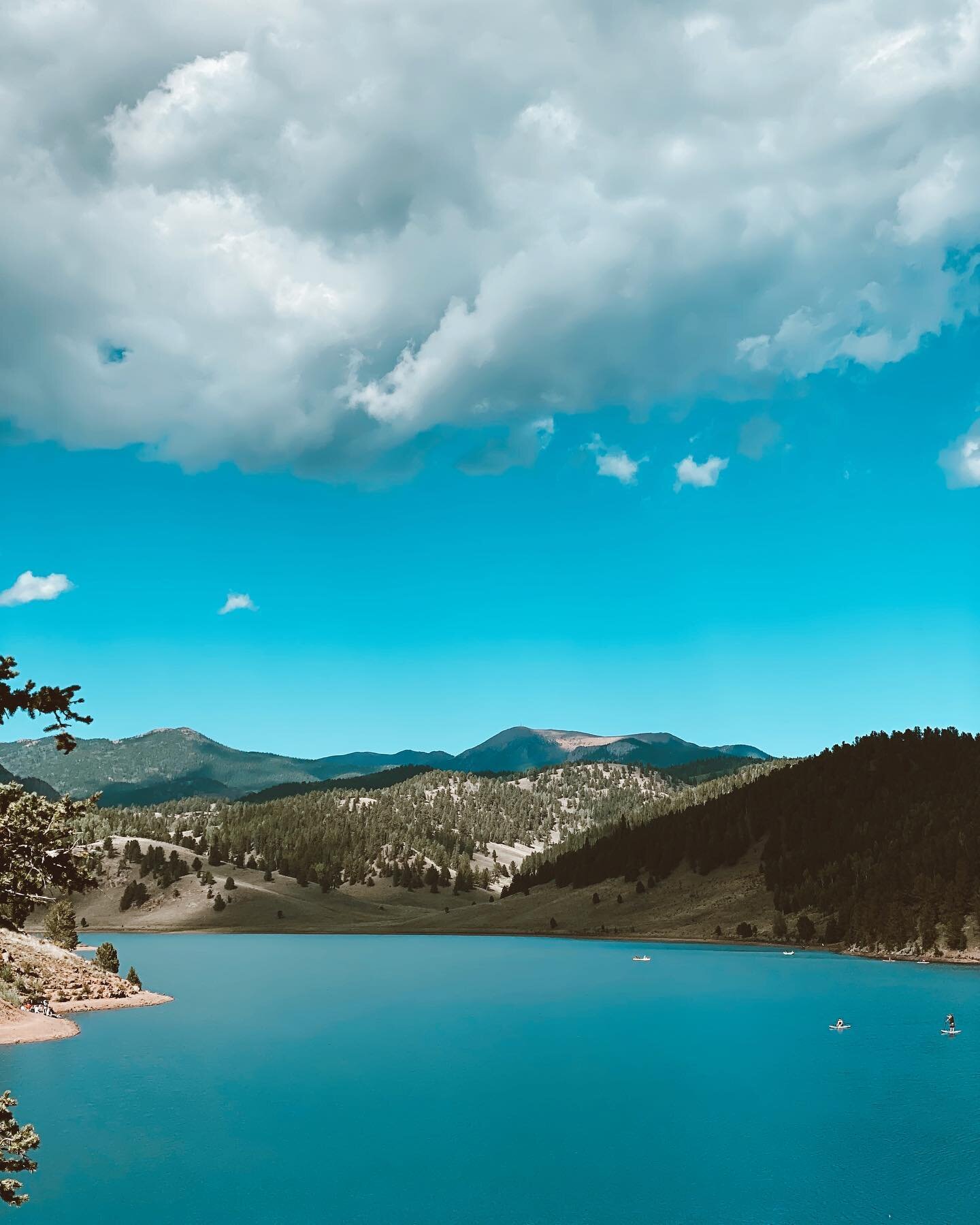 Getting some beautifully sunny weather up here at the lake house! The nice thing about summers up here is that the weather stays in the 70s&hellip; perfect hiking weather! 🏔👏🏼🌞 
&bull;
&bull;
&bull;
#aspenlakehouse #colorado #airbnb #coloradoairb