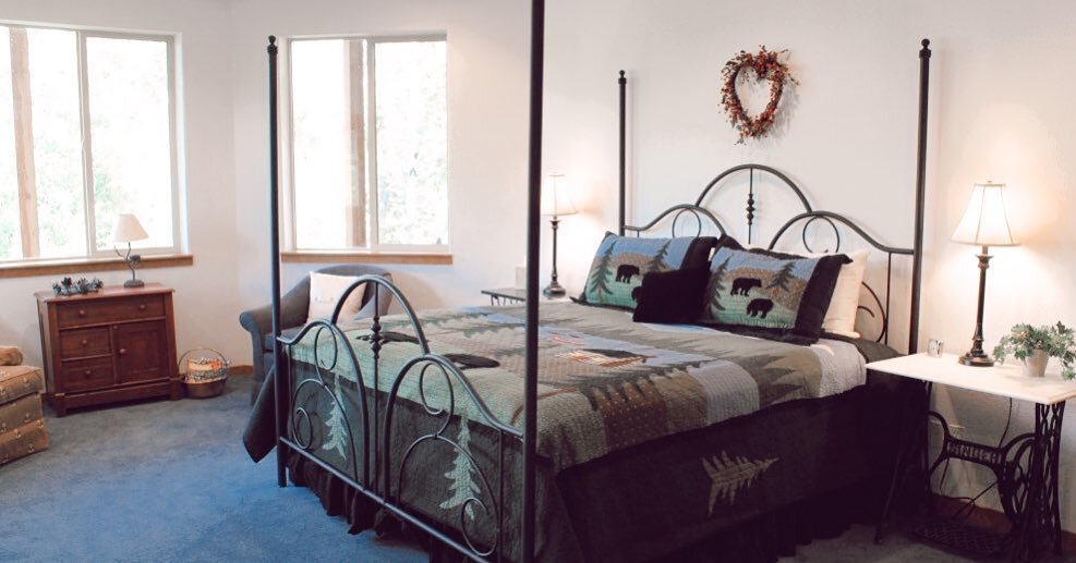 One of the great things about Aspen Lakehouse is that there is not just one&hellip; but two master bedrooms. The downstairs master bedroom has it&rsquo;s own private porch so that you can wake up and watch the sunrise over the mountains in peace and 