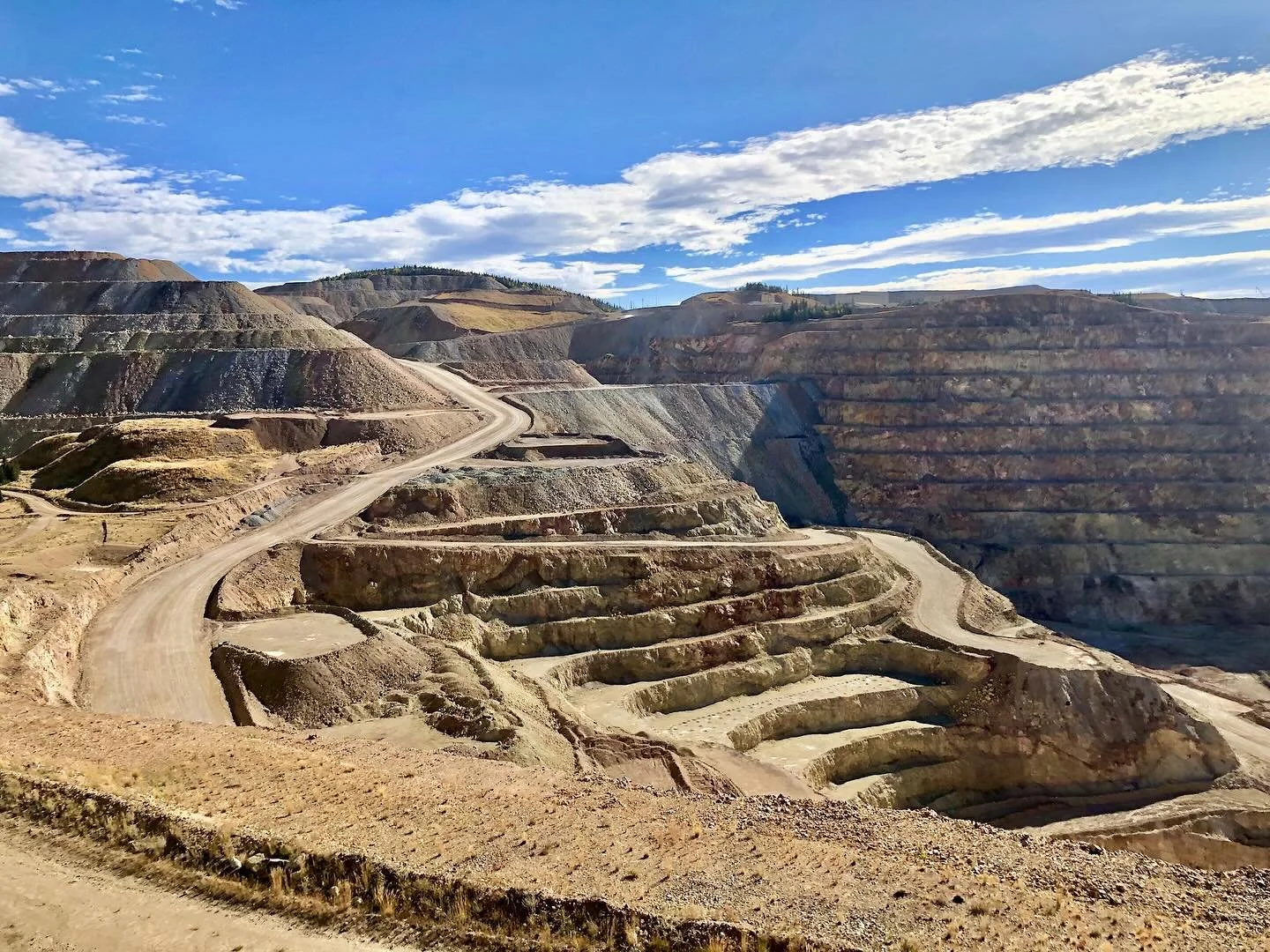 ⛏️ Step back into Colorado&rsquo;s gold rush days! This old mine head along the trail is just one glimpse of the mining history that shaped the Rockies. 🏔️✨

Want to go even deeper? You can actually ride 1,000 feet underground at the Mollie Kathleen