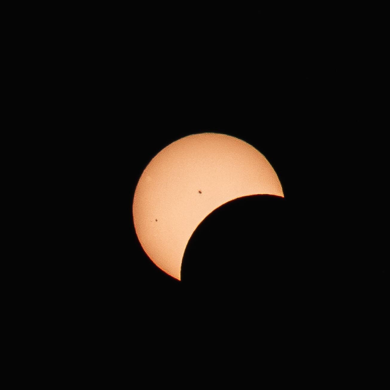 Moon photobomb 
🌎 🌕 🌞 

#eclipse #solareclipse2024 #solarphotography #eclipsephotography #utah #colorado #partialeclipse