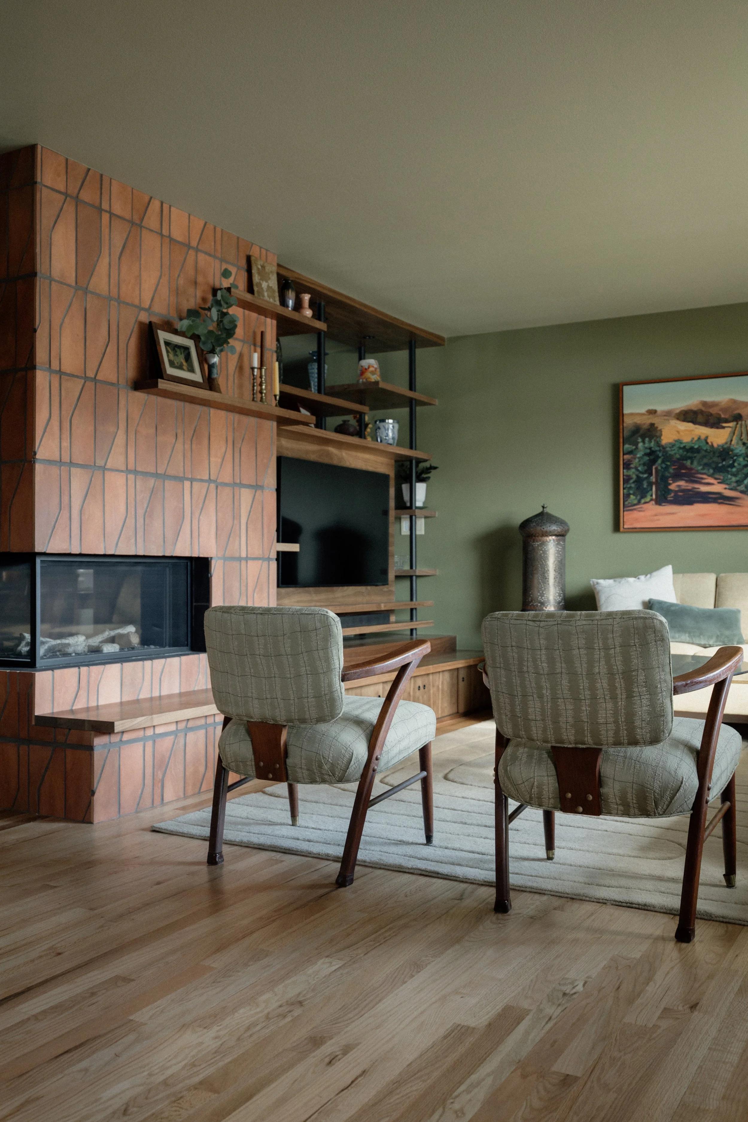 Living room with vaulted ceiling and modern free-standing fireplace