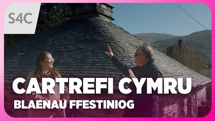 CARTREFI CYMRU CYFRES 3

Mor gyffrous i fod yn &ocirc;l gydag Aled am drydydd gyfres o Cartrefi Cymru. Y tro hwn byddwn ni&rsquo;n edrych ar dai trwy lens gwahanol drefi!

Ni&rsquo;n cychwyn yn nhref lechi Blaenau Ffestiniog. Yn ogystal &acirc; thraf