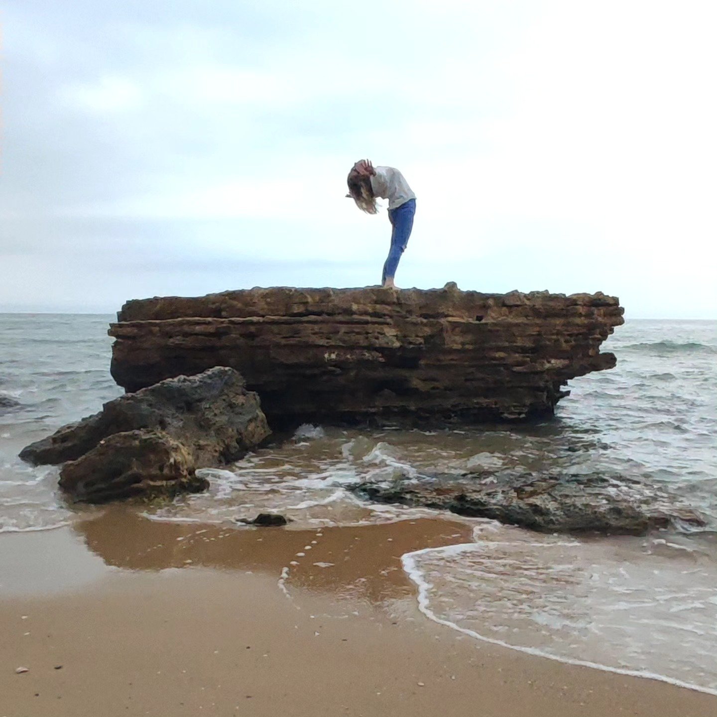 Winter stretching
Keeping your spine strong and supple
#yogagirl 
#yogaformenopause 
#yogaguide 
#yogawithalicia 
#yogainstructor 
#yogainspiration 
#supplespine 
#flexibilityforfreedom
#flexibilitytraining 
#yogaatthebeach
#yogarocks