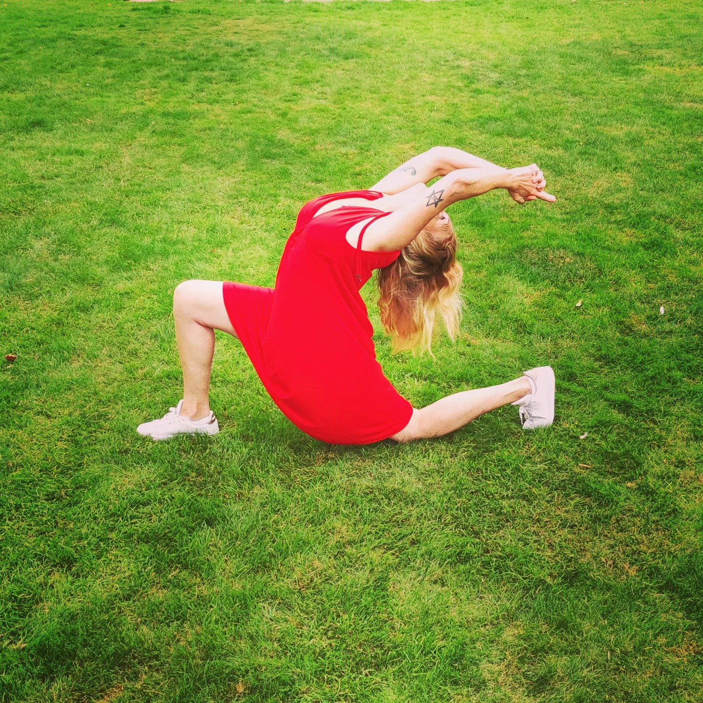 Go green 💚 go yoga

#yogawithalicia 
#yogaformenopause 
#yogagirl 
#yogaongrass
#yogainred 
#yogaguide 
#yogacrescentmoon
#yogaforyou
#thereddress
#grassrootsyoga
#greenyoga
#redyoga
#yogastar
#yogavision
#yogafit
#fitforlife