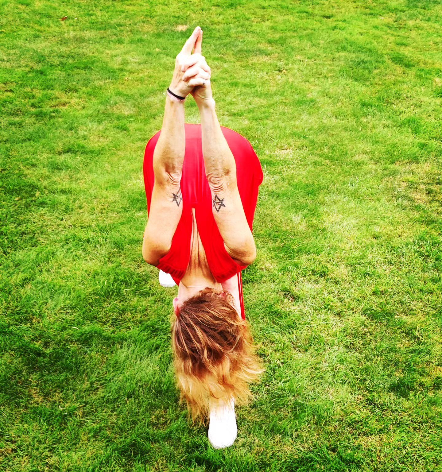 Pyramid in the garden
The shape of the triangle 📐 holds great power 

#yogawithalicia 
#yogaformenopause 
#yogapyramid 
#yogainred
#yogaongrass
#yogini
#yogi
#yogaathome
#yogainthegarden
#yogagirl
#yogajackknifearms
#yogaoutside
#yogajoy
#yogaforhea