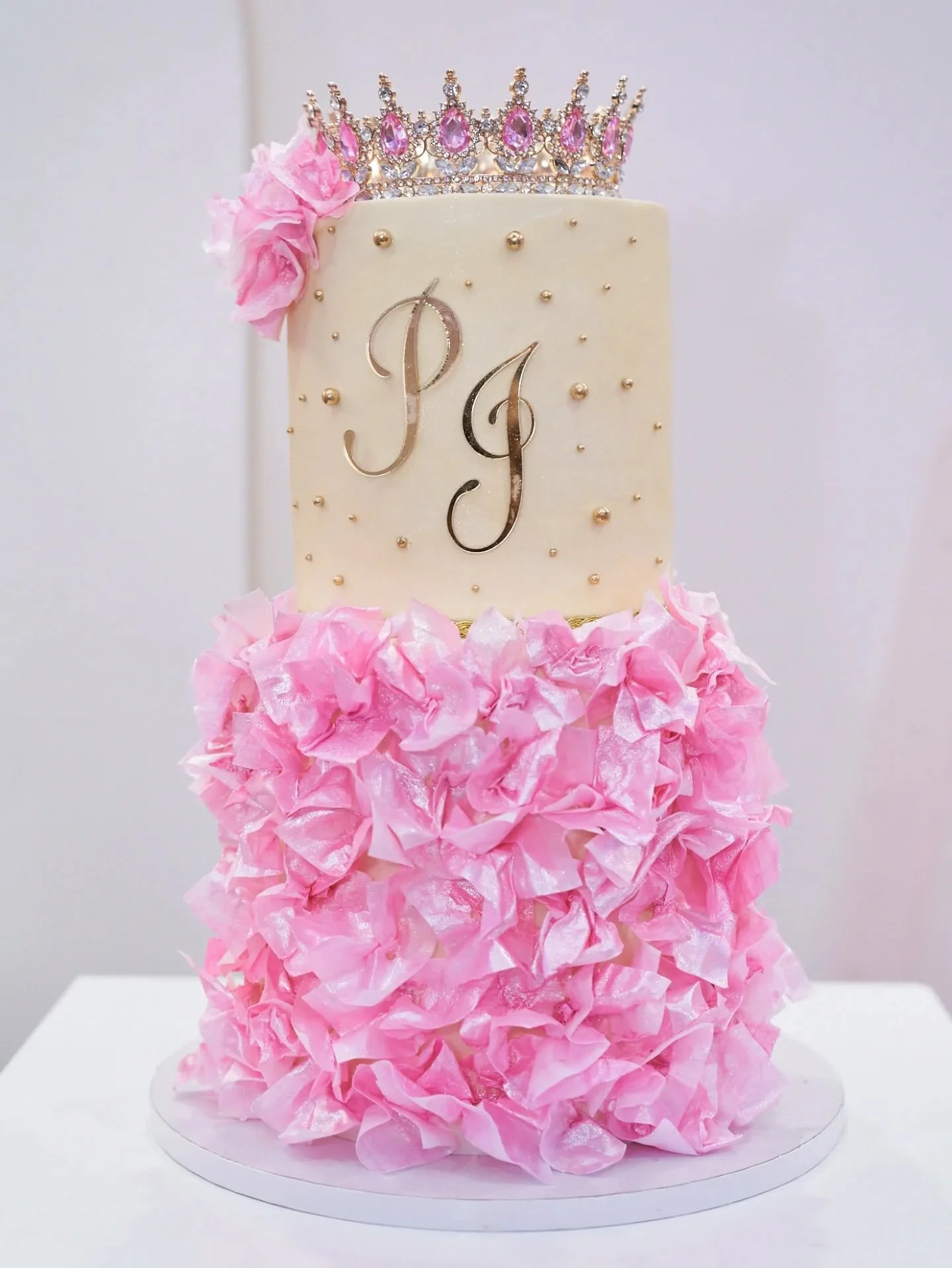 A new princess is on the way! Congratulations to our expecting parents!

Topper by @chiocrea_

Bottom tier made with edible wafer paper.