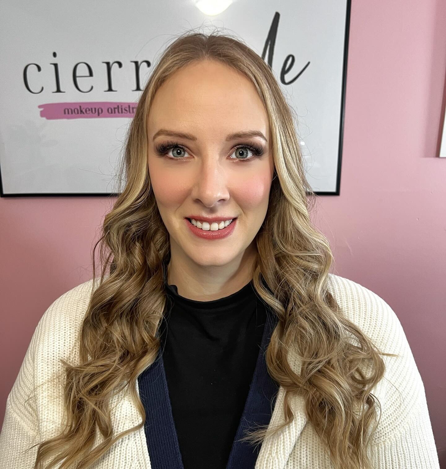 Loved this soft glam on the stunning @adventures.by.nikki ! 

I did her soft curls as well - I offer hair curling as an add on service if interested!
.
.
.
#yxe #saskatoon #yxemakeup #yxebeauty #saskatoonmakeupartist #yxemua #yxelocal
