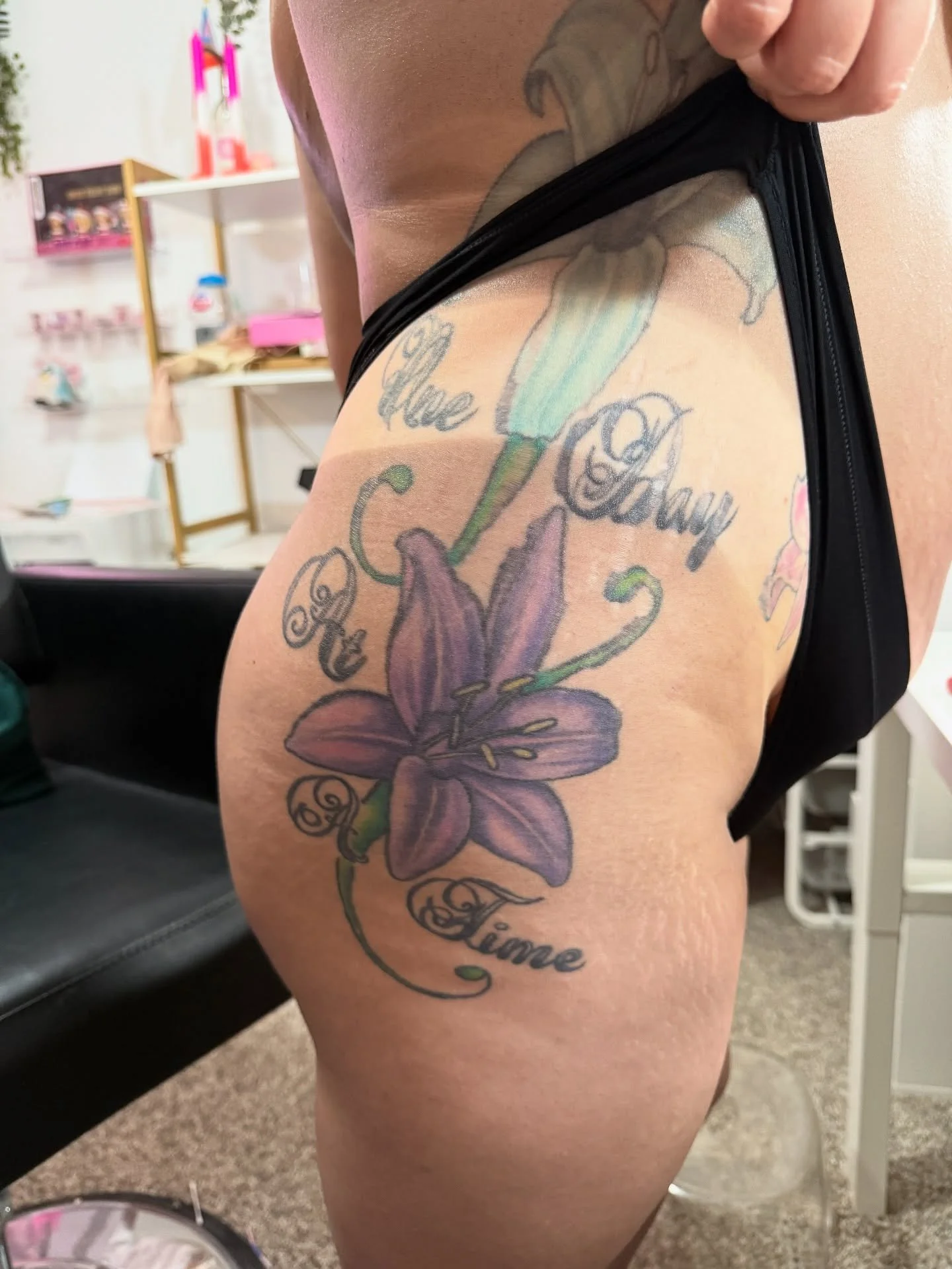 Immediately after spray ➡️ 24 hours later after initial rinse and full development!
I bronzed this beauty up with @nudaprofessional 3/4 Milkshake Rapid and 1/4 Cappuccino Rapid left on for 5 hours!
I love being able to customize the tan to YOUR spe