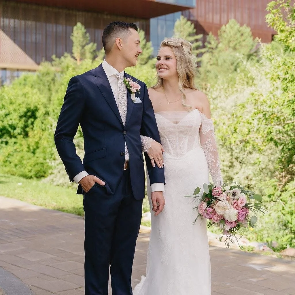Looking back on this magical day with the stunning bride @mackenzie_chorney 
How stunning is she? A literal angel on earth.
Main products used:
Foundation / @maccosmeticscanada Studio Radiance#l
Eyes / @colourpopcosmetics Stone Cold Fox palette
Con