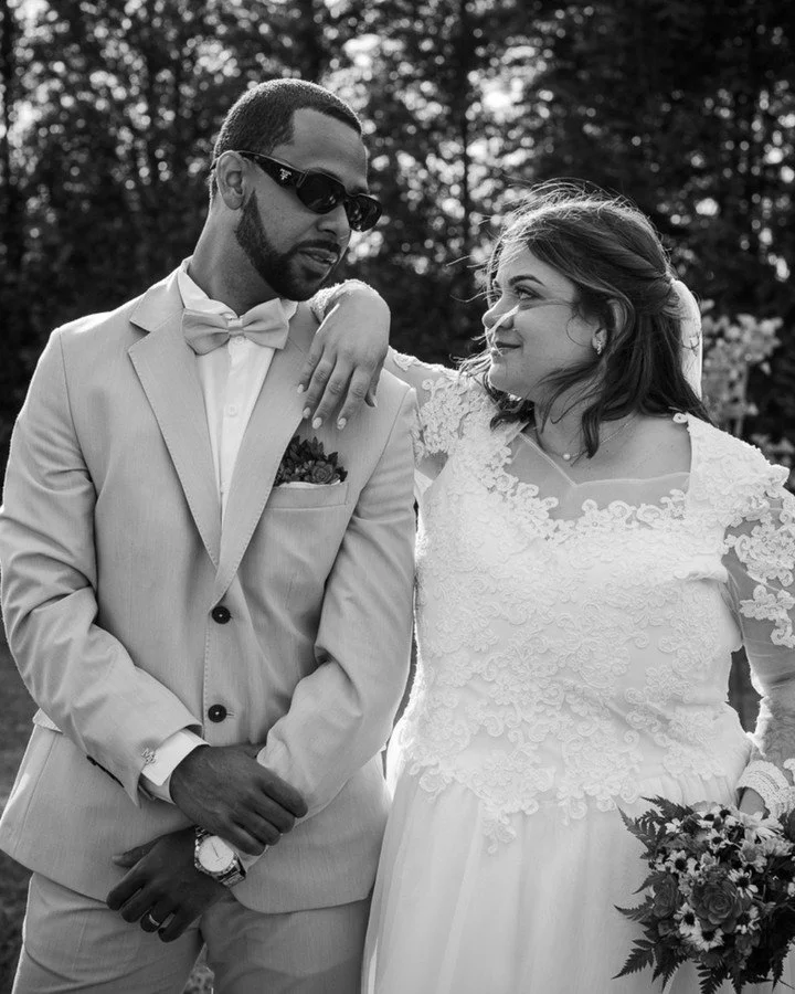 Quem disse que os casamentos devem ser protocolares não conheceu a Mirian e o Pedro. Eles fizeram o casamento que ELES queriam, emocional, natural, livre de regras e formalidades. We definitely have the coolest couples 😎