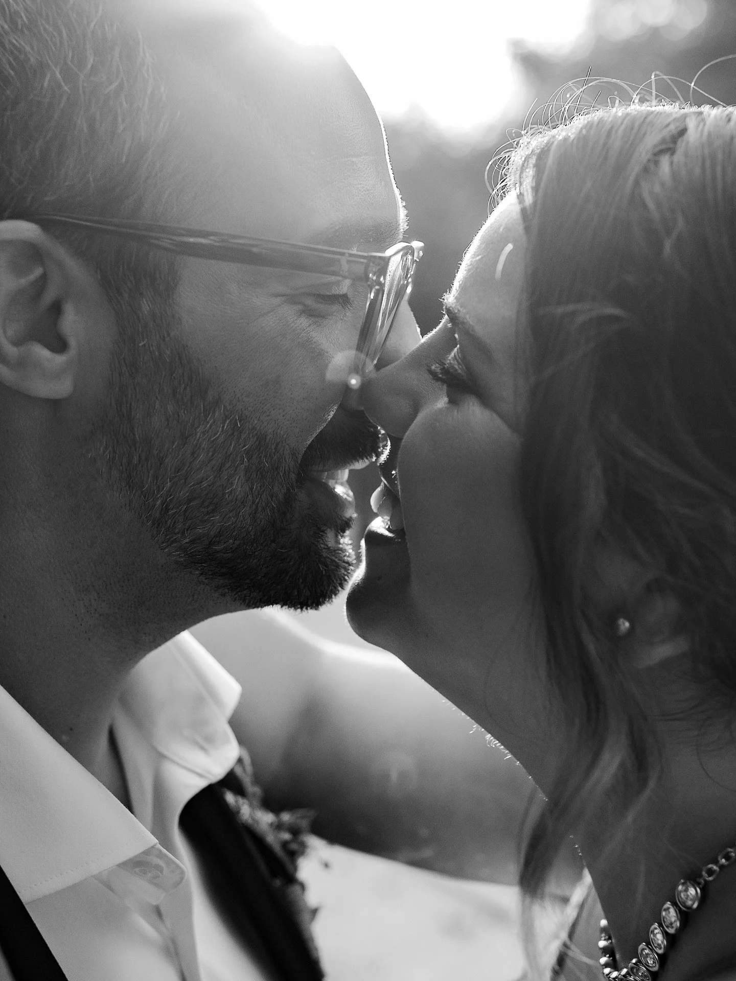 Aquele segundo onde mais nada existe. A tens&atilde;o. O suspiro. Quase que parece um &iacute;man. 

H&aacute; mais hist&oacute;ria neste &lsquo;quase&rsquo; do que em mil palavras ditas. 🤍