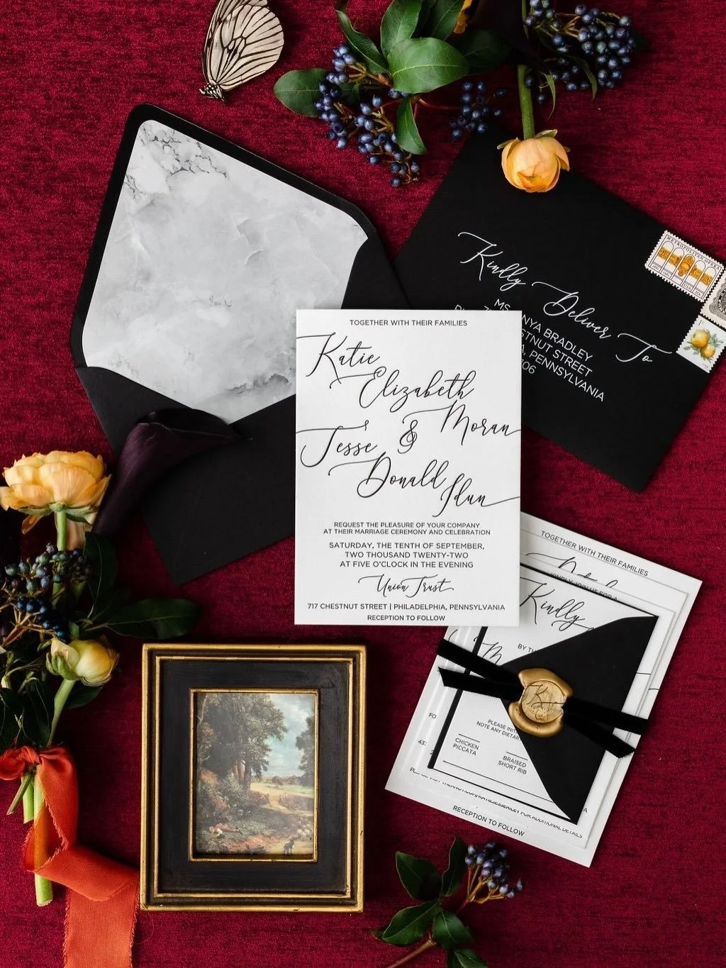 A classic black and white wedding at Union Trust, featuring the semi-custom Carrara Envelope liner and luxe letterpress printing, held together by chic black velvet ribbon and an initialed gold wax seal. Swipe to see the full suite unstacked and some