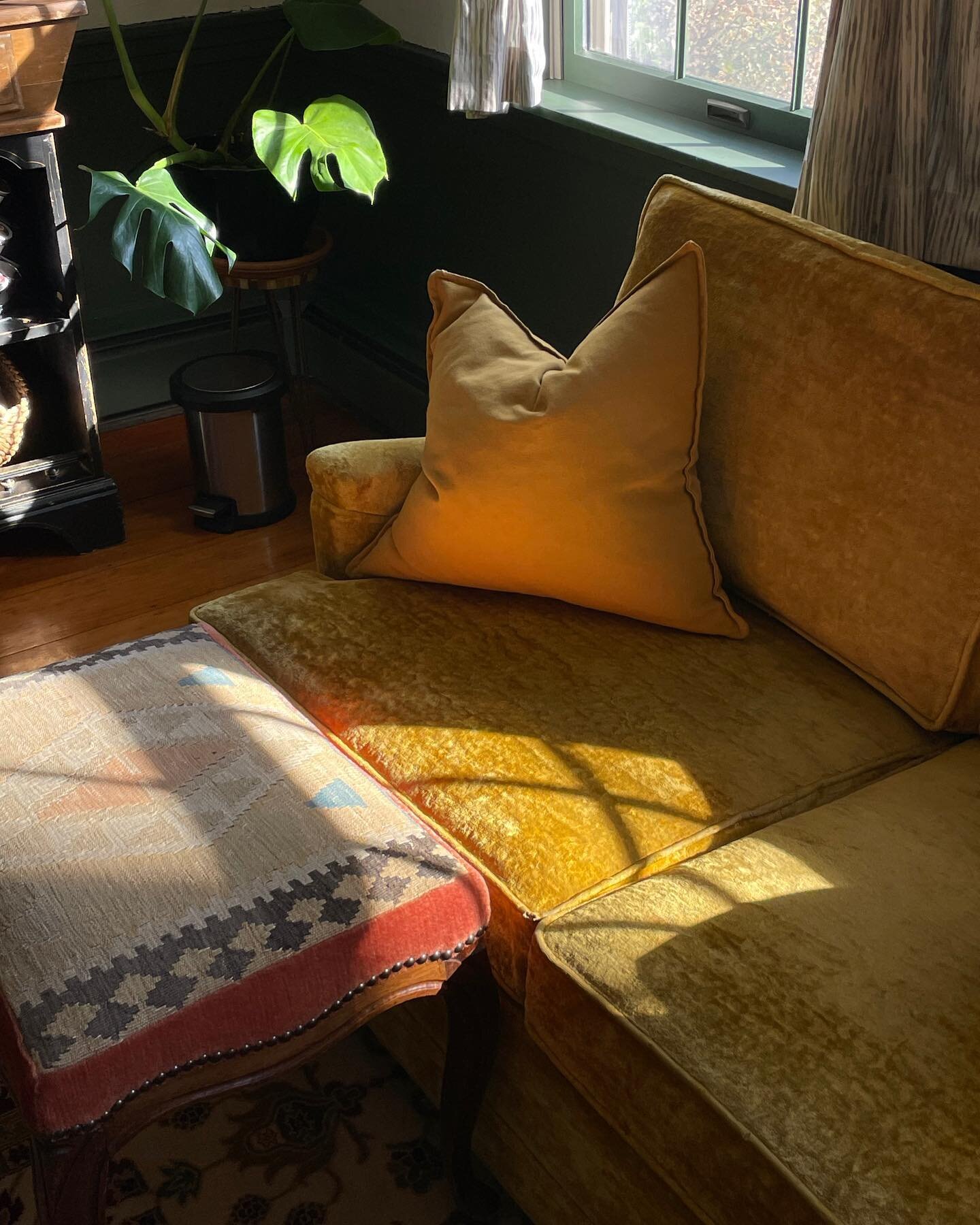 the parlor 

where you can cozy up with an afternoon coffee and unfold the dogeared page of that book that has been collecting dust on your nightstand.

&hellip;or listen to the grandfathers radio. once the tubes warm up. 

.
#maineinn #mainestay #ma