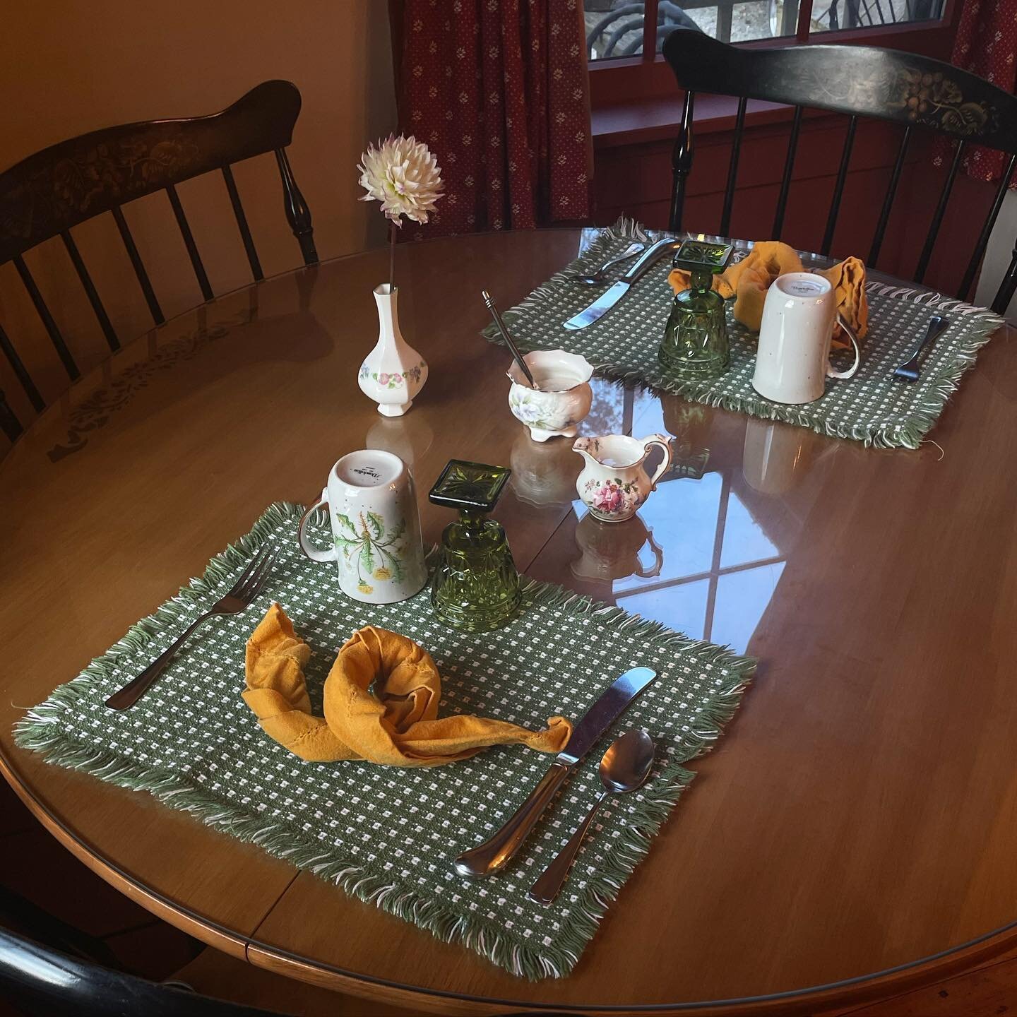 breakfast table 🍳

.
#maineinns #visitmaine #mainebedandbreakfast #mainestay