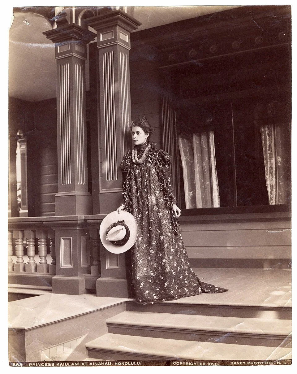 Kaiulani_at_Ainahau,_1898,_photograph_by_Frank_Davey_(British_Museum).jpg