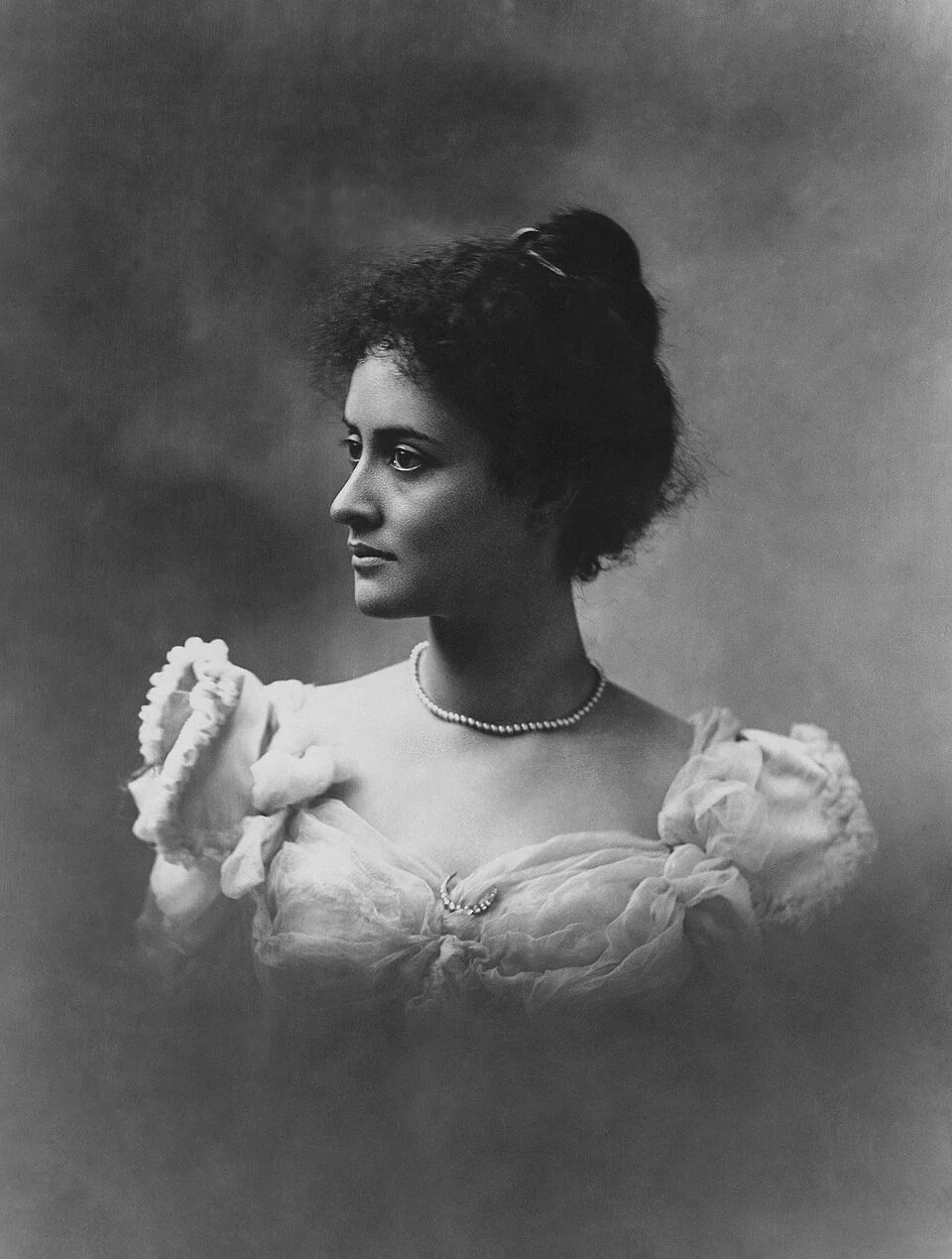 Kaiulani_in_1897,_wearing_pearl_necklace_(PPWD-15-3.016,_restored).jpg