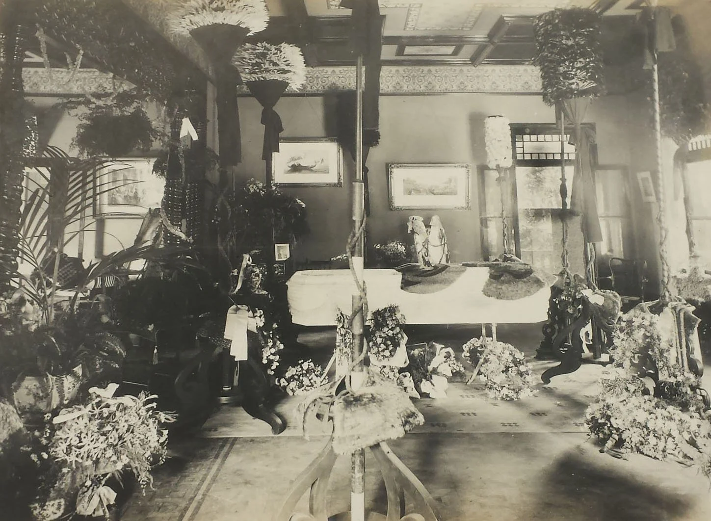 Kaiulani_lying_in_state_Ainahau,_photograph_by_Frank_Davey.jpg