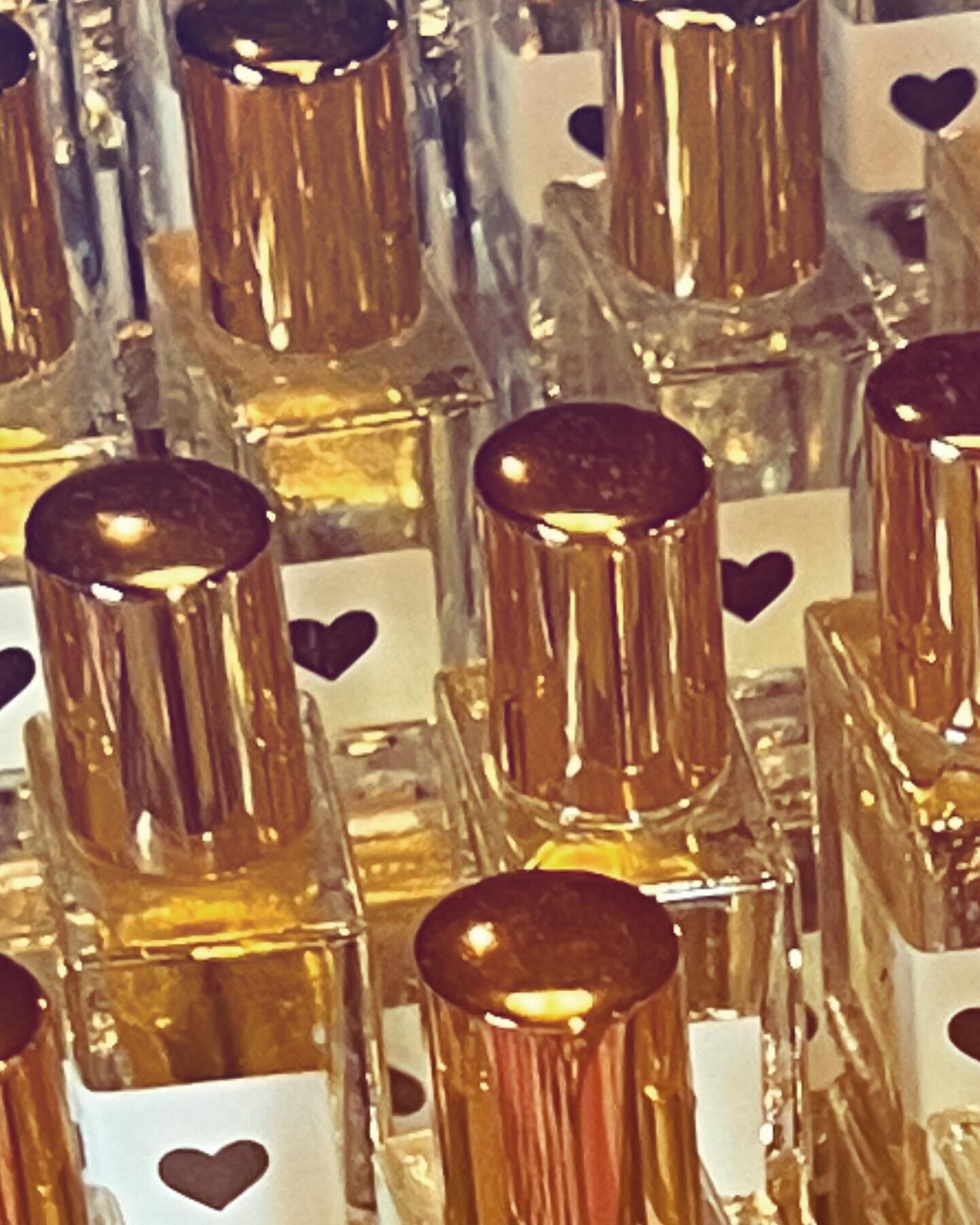 I&rsquo;ll I want for Christmas is pure, hand-mixed parfum. Which scent is on your list?

🖤 Titania 
🖤 Siren
🖤 No. 17
🖤 Lyric
🖤 Venus

#hellogoddess #Idolette #fragrancelover #perfumelover #handmadefragrance #handmadeperfume #perfumeoil #scentof