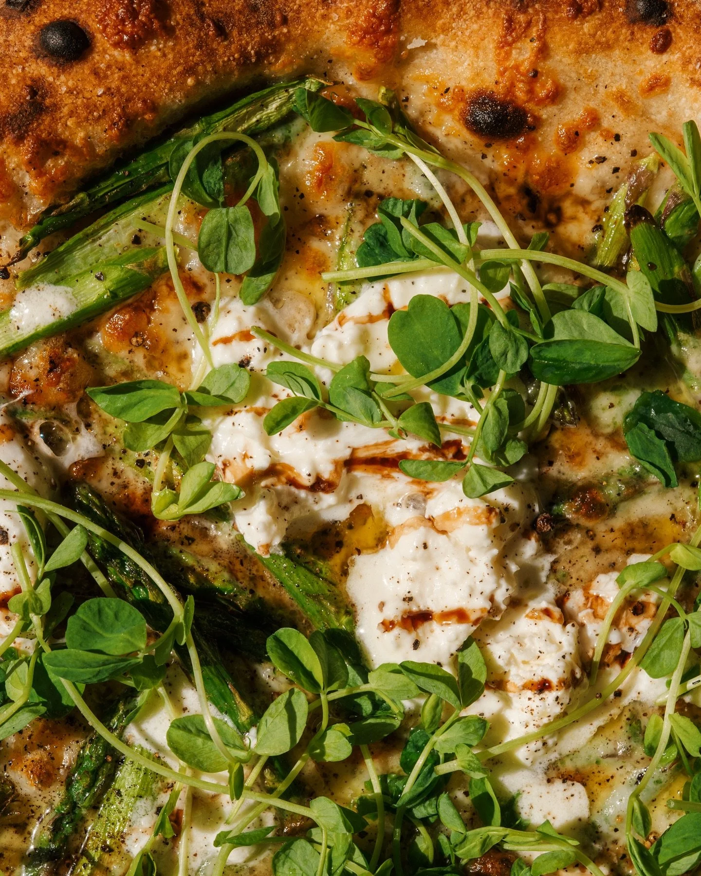 introducing the asparagus + buratta pizza 🫛⭐️ because greens on a pizza still counts as a veggie ;) 

with garlic butter, mozzarella, aged balsamic, pea shoots, and black pepper 🤭

and, as always, the most delicious sourdough pizza dough 🍕 come ge