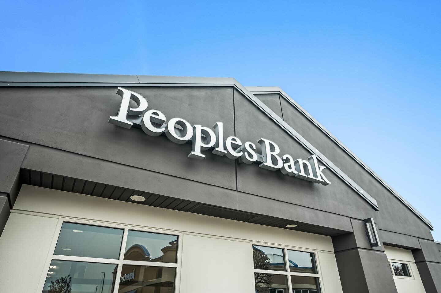 We had the privilege to work with @berryconstructionncw to shoot architectural images for the newly renovated People Bank in East Wenatchee, WA. They did an awesome job with the interior finishes. @claridgemedia #architecturephotography @peoplesbankw