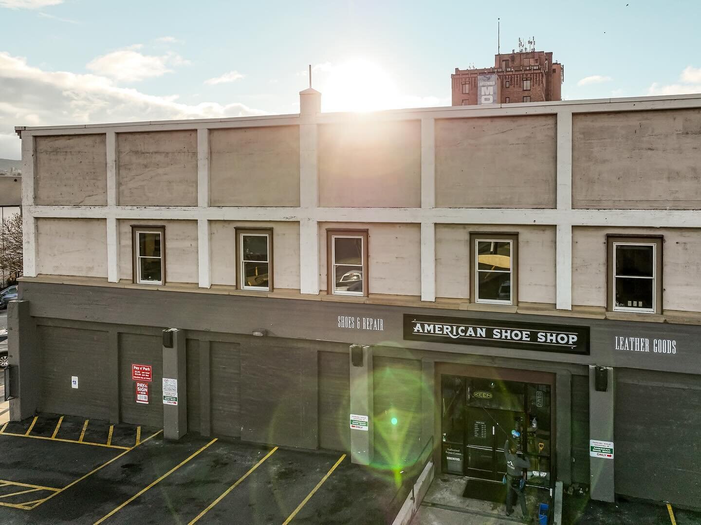 Perfect lighting this time of year. Adrian and his crew at @alpinehighwindows keep windows looking great! Be on the lookout for their new marketing images. #commercialphotography @claridgemedia 

Businesses Featured:
American Shoe Shop @americanshoes