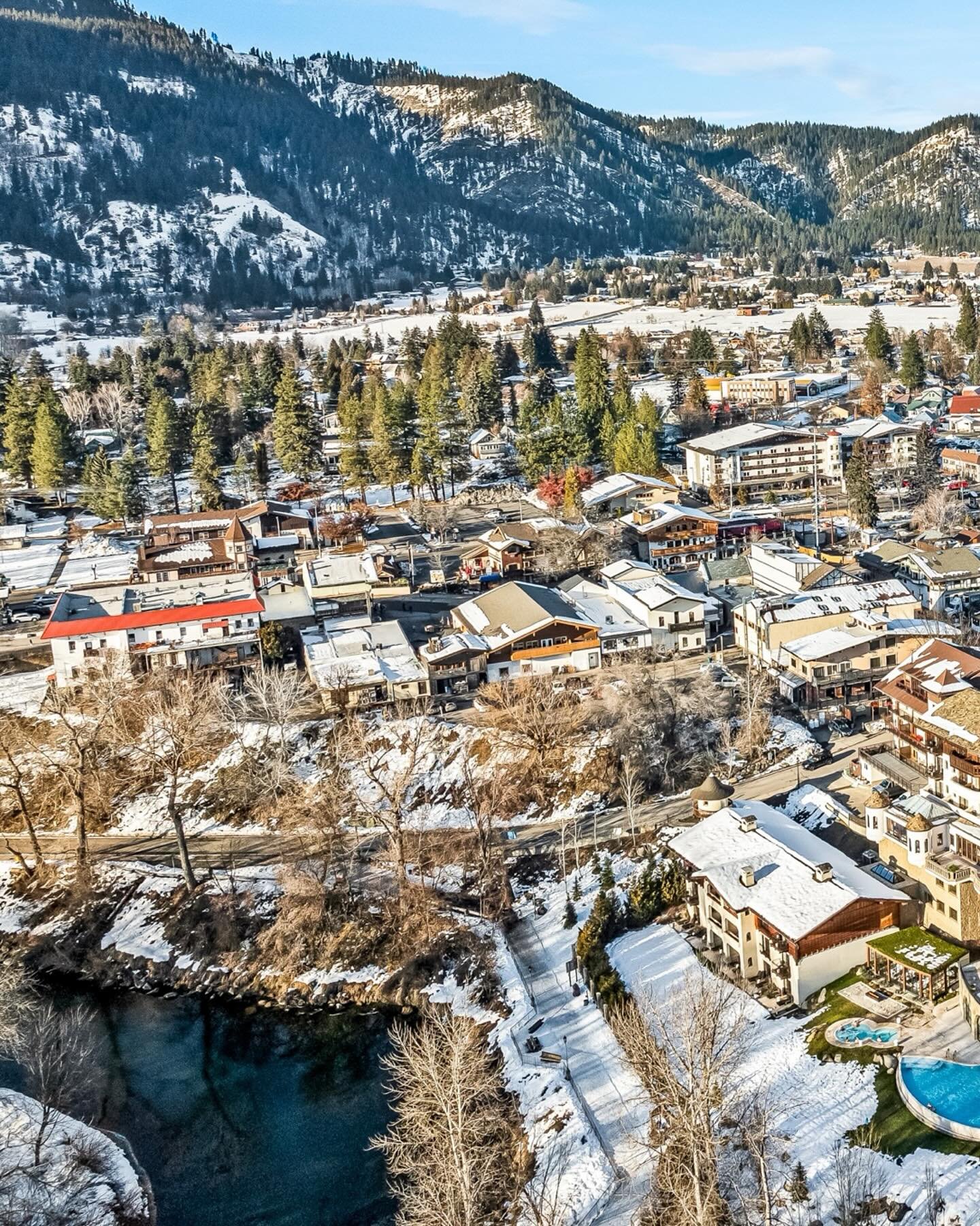 Recently, we delivered winter-themed photography for the Tumwater Vista Retreat. The owner, James, has crafted an exquisite alpine haven where guests can immerse themselves in the authentic charm of Leavenworth. We enjoyed collaborating with him to c