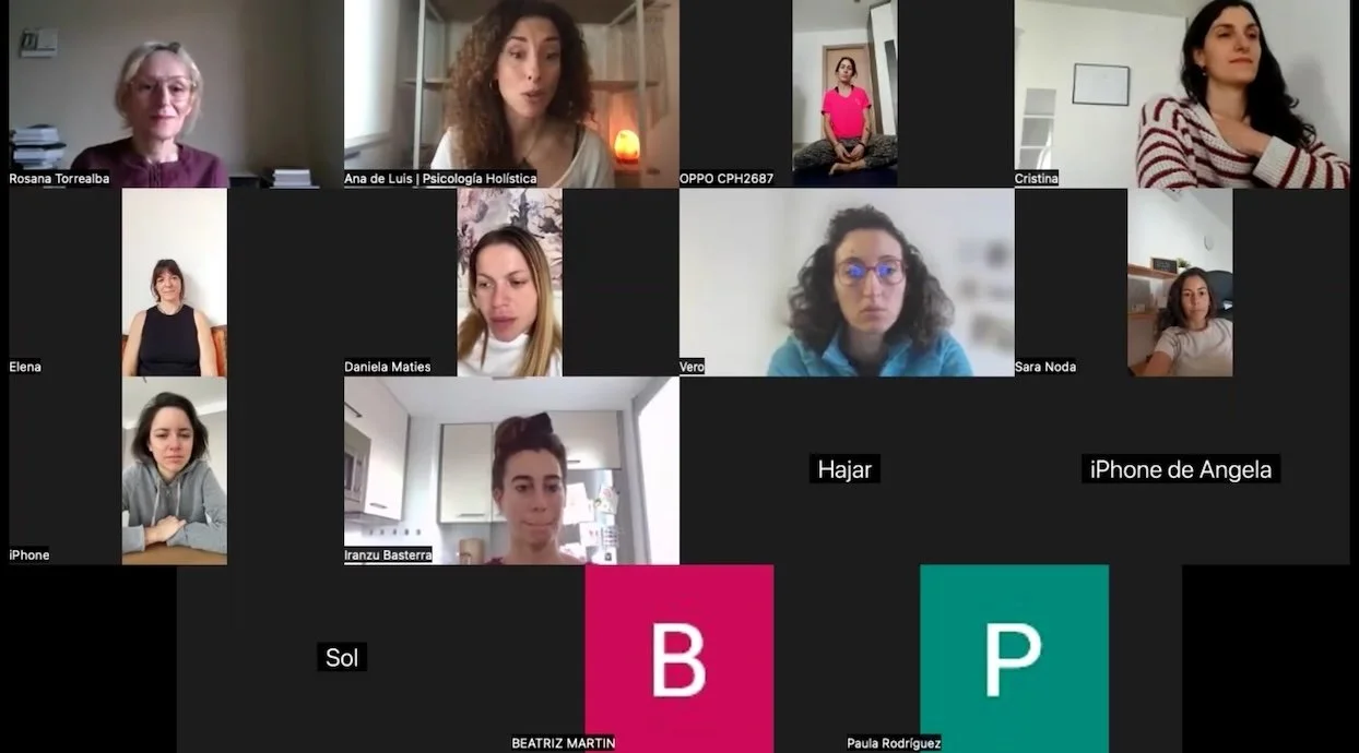 Captura de pantalla de un encuentro Alkymico, muestra a varias mujeres y a Ana conectadas a una videollamada por Zoom