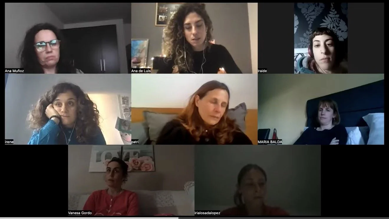 Captura de pantalla de un encuentro Alkymico, muestra a varias mujeres y a Ana conectadas a una videollamada por Zoom