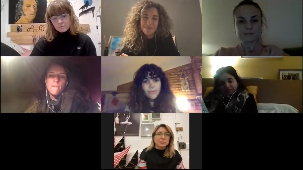 Captura de pantalla de un encuentro Alkymico, muestra a varias mujeres y a Ana conectadas a una videollamada por Zoom