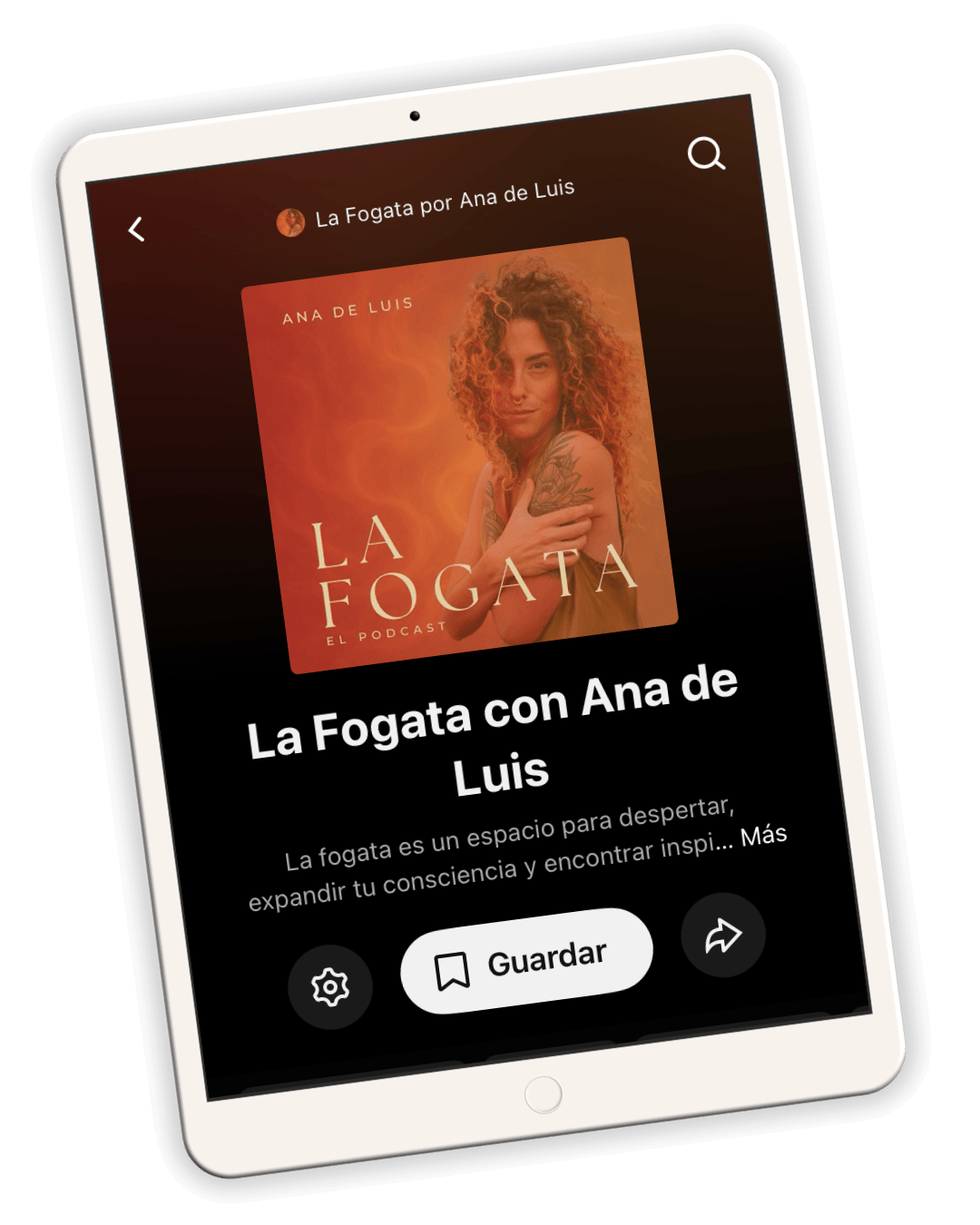 Pantalla de un dispositivo móvil que muestra la portada del podcast "La Fogata con Ana de Luis" con la imagen de una mujer con cabello rizado y tatuajes, en un fondo de tonos naranjas y rojos.