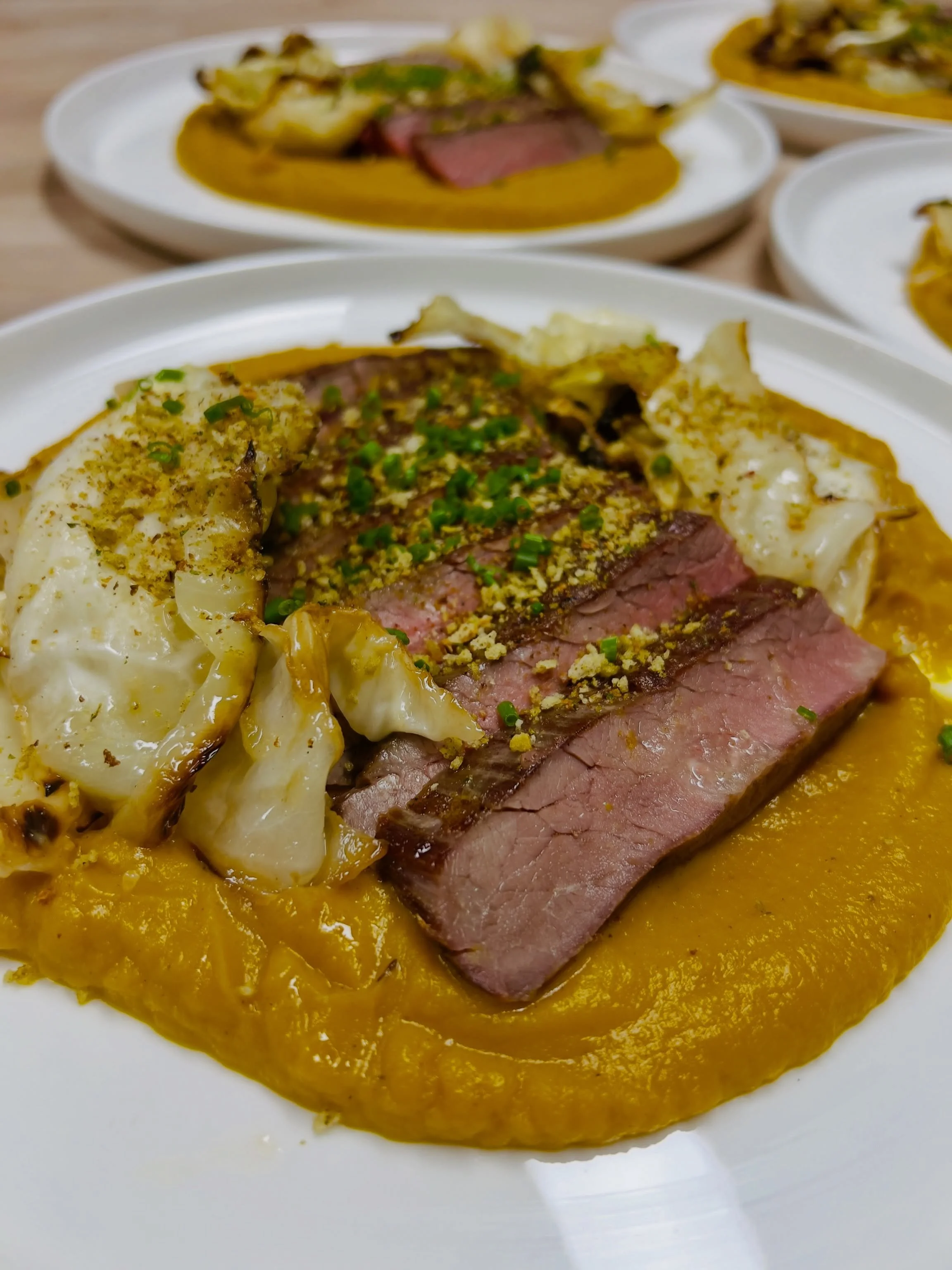 Dry brined flank steak, charred miso glazed cabbage and roasted carrot &amp; squash pur&eacute;e from last weekend&rsquo;s supper club.

#steakdinner #supperclub #midwest