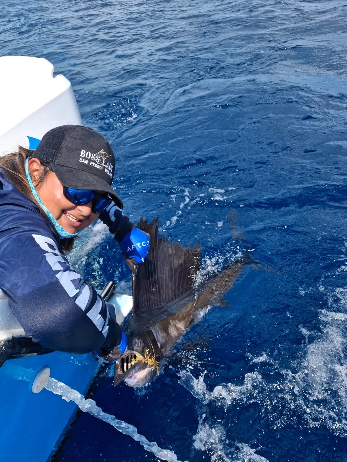 Quick handoff, and this #Sailfish is back on its way back to its epipelagic depths where it spends ~80% of its lifespan! Angler Riccardo Ruffini brought it boatside for the #BossLady crew with Capt. Mario Donis at the helm, while mates Rochelle and A
