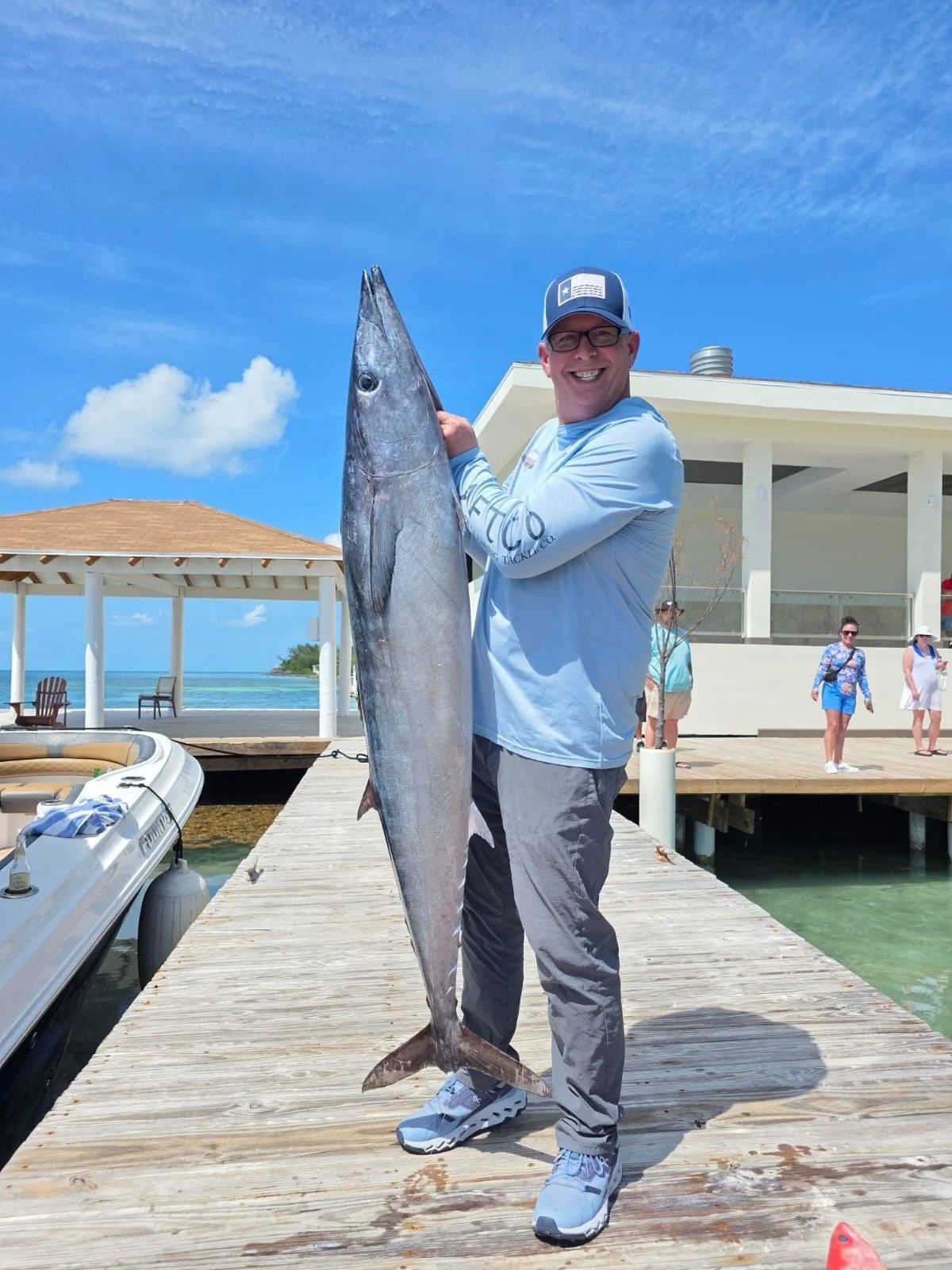 An absolute gem coming over the rails on #Foreplay: this glowing #Wahoo caught on an electric reel from 900 feet deep! 🎣 This father-son duo had their guests in for a treat, with guide Anderson and Capt. Roland at the helm in southern Belize. Betwee