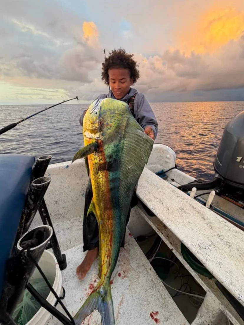 #PanDBank met sunrise with this big bull. 🎯 Early bird gets the #Dorado, I guess! 

📸: @mala_80z
