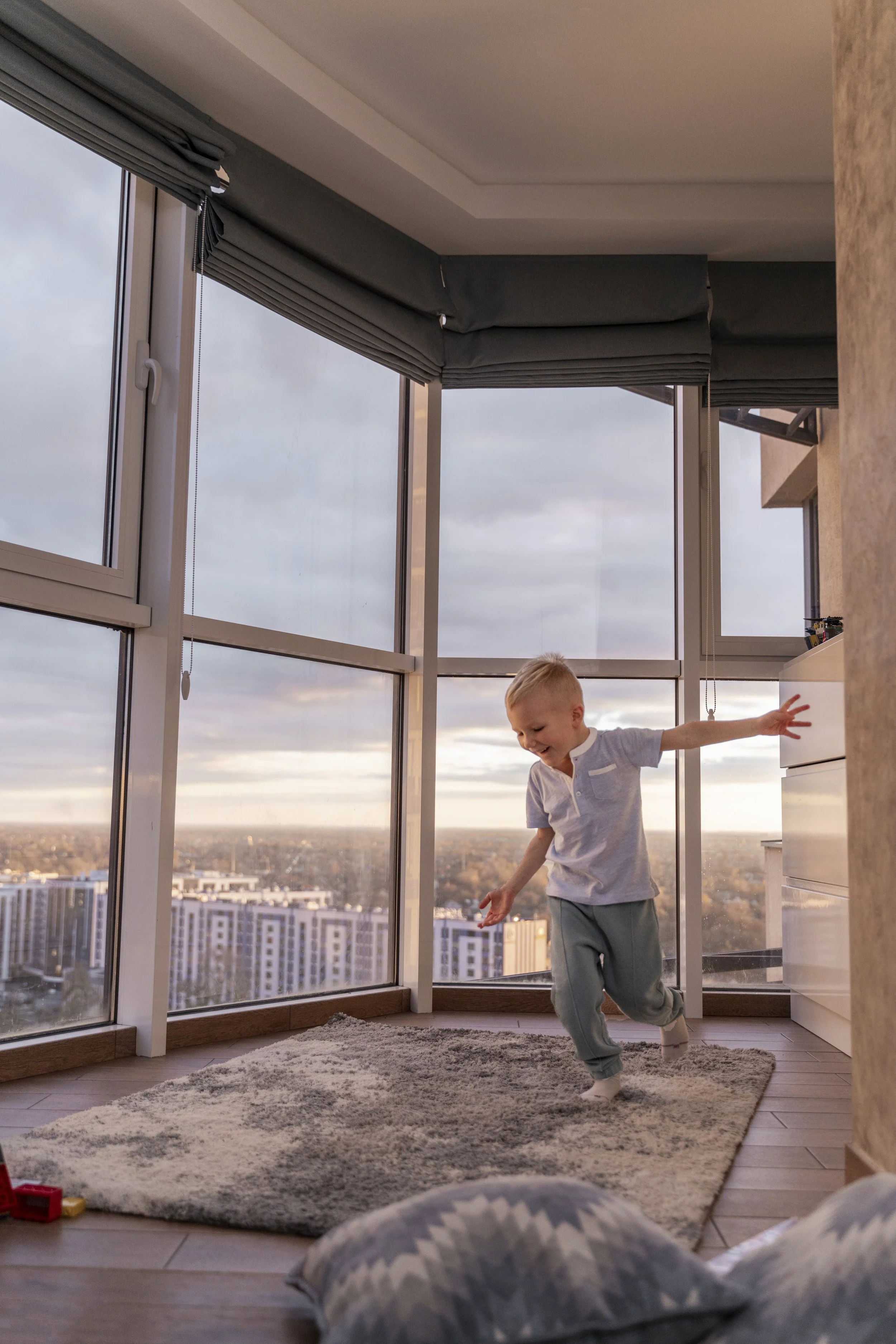Why Schedules and Color Design Shape Independence in Early Childhood