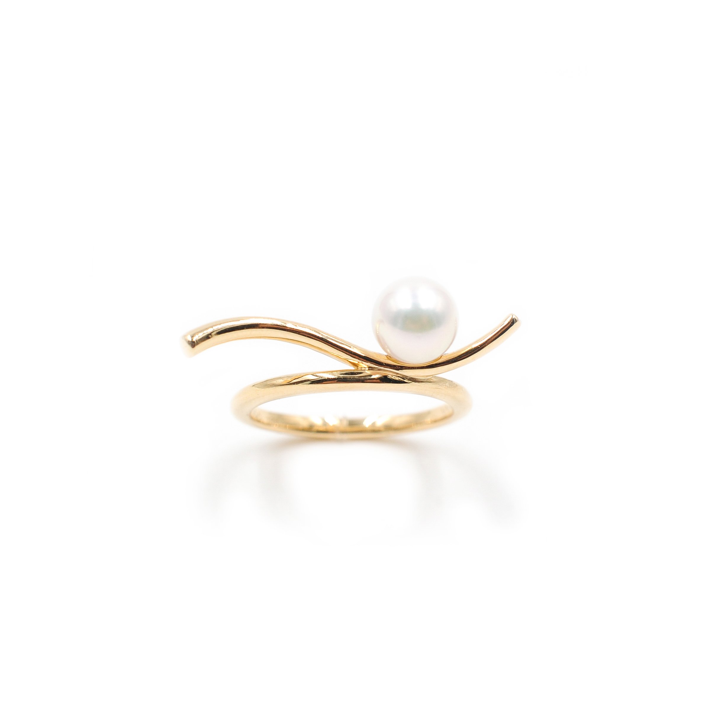 Anna Machado Schoellerman Jewelry Design NY - Pearl Surfing a Gold Wave Ring - Linhas Collection