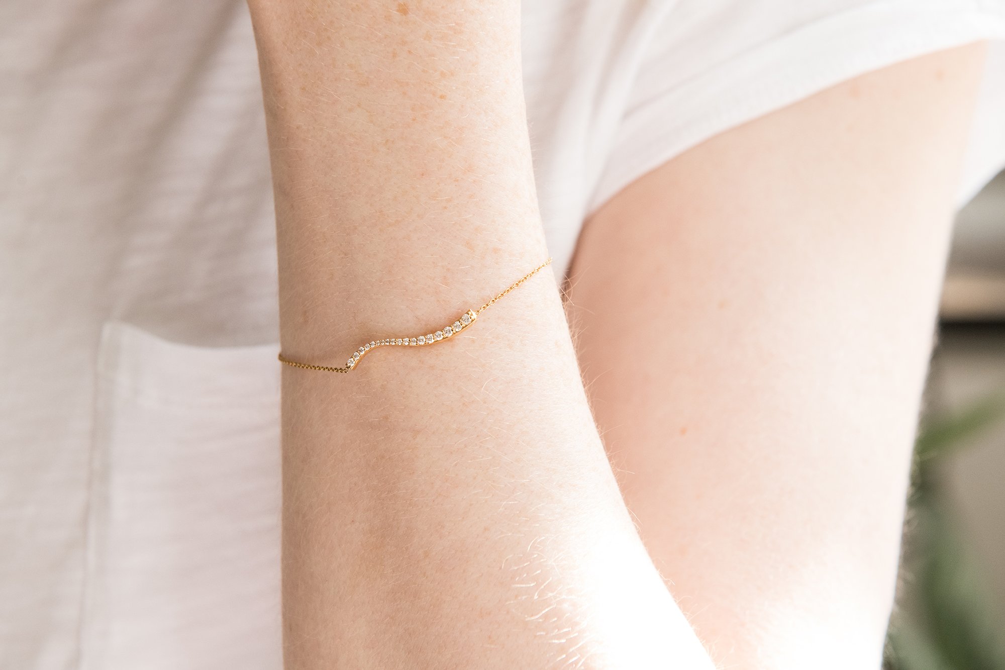One Line Bracelet with Diamonds in 18k Gold- Anna Machado Jewelry Design NY - Lines Collection