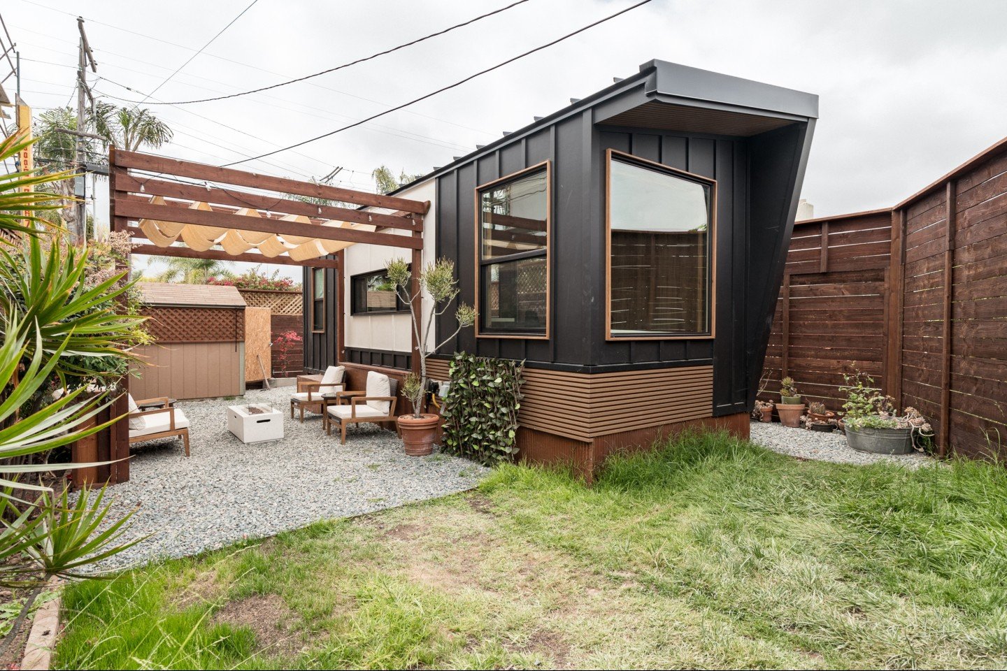 $2,500 / month
Studio | 1 Bath | Detached Tiny Home
📍 3330 Nile Street, Unit B, San Diego, CA 92104

A rare North Park find ✨
Private, thoughtfully designed, and surrounded by outdoor space.

This custom-built detached studio offers the perfect bala