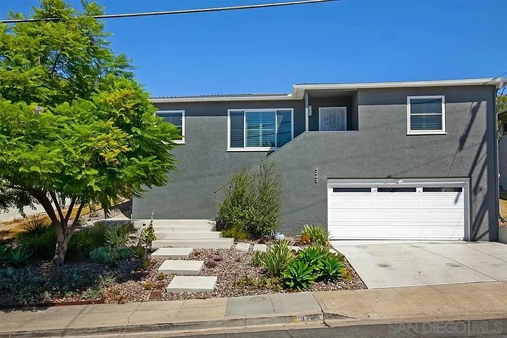 Now available in San Diego ✨
$4,100/month | 3 Bed | 2 Bath | 1,400 sqft

This single-family home sits high off the street with beautiful west-facing views and is fully electric with rooftop solar and a Tesla battery for added efficiency and peace of 