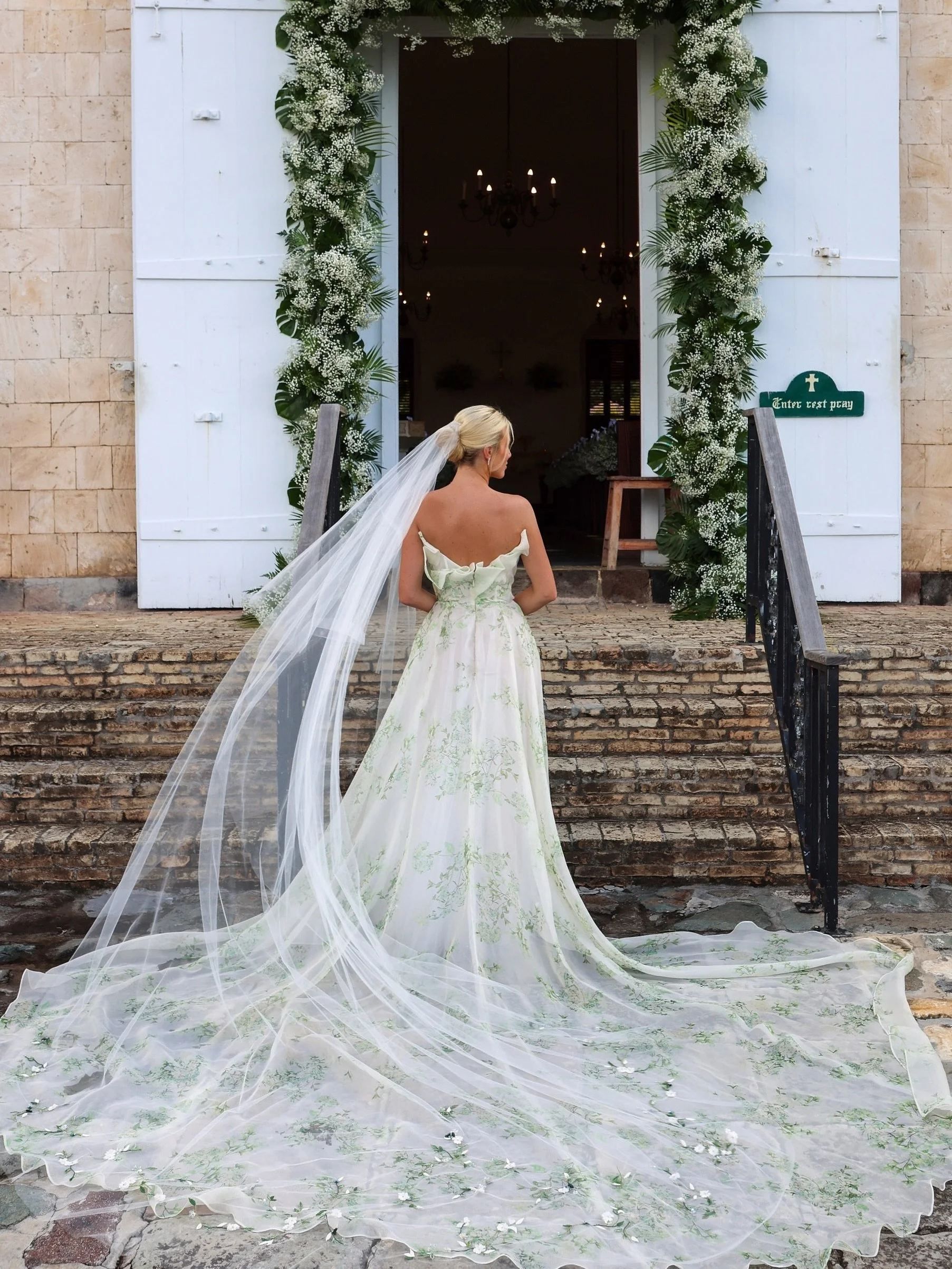 I&rsquo;ll take a wedding by the sea in St. Barth please! 

@Lscottevevnts 
@emilylab 
@b_floralevents 
@idalmistbarth 
@hairsbh 
@hotelletoinystbarth 
@stbartschurch.stbarts 
@alsaxperformer