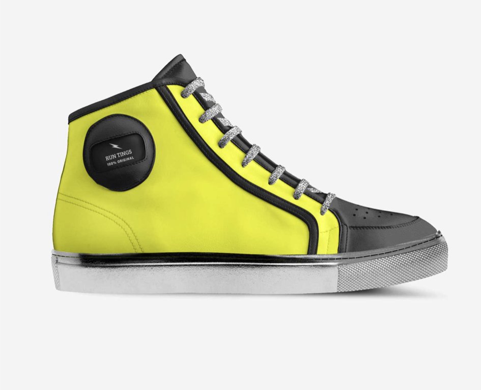 Hi-top sneaker with a retro taste that draws inspiration from boxing footwear, with the logo in a padded circle placed on the side. The shoe is made of genuine Italian leather and natural cotton laces.