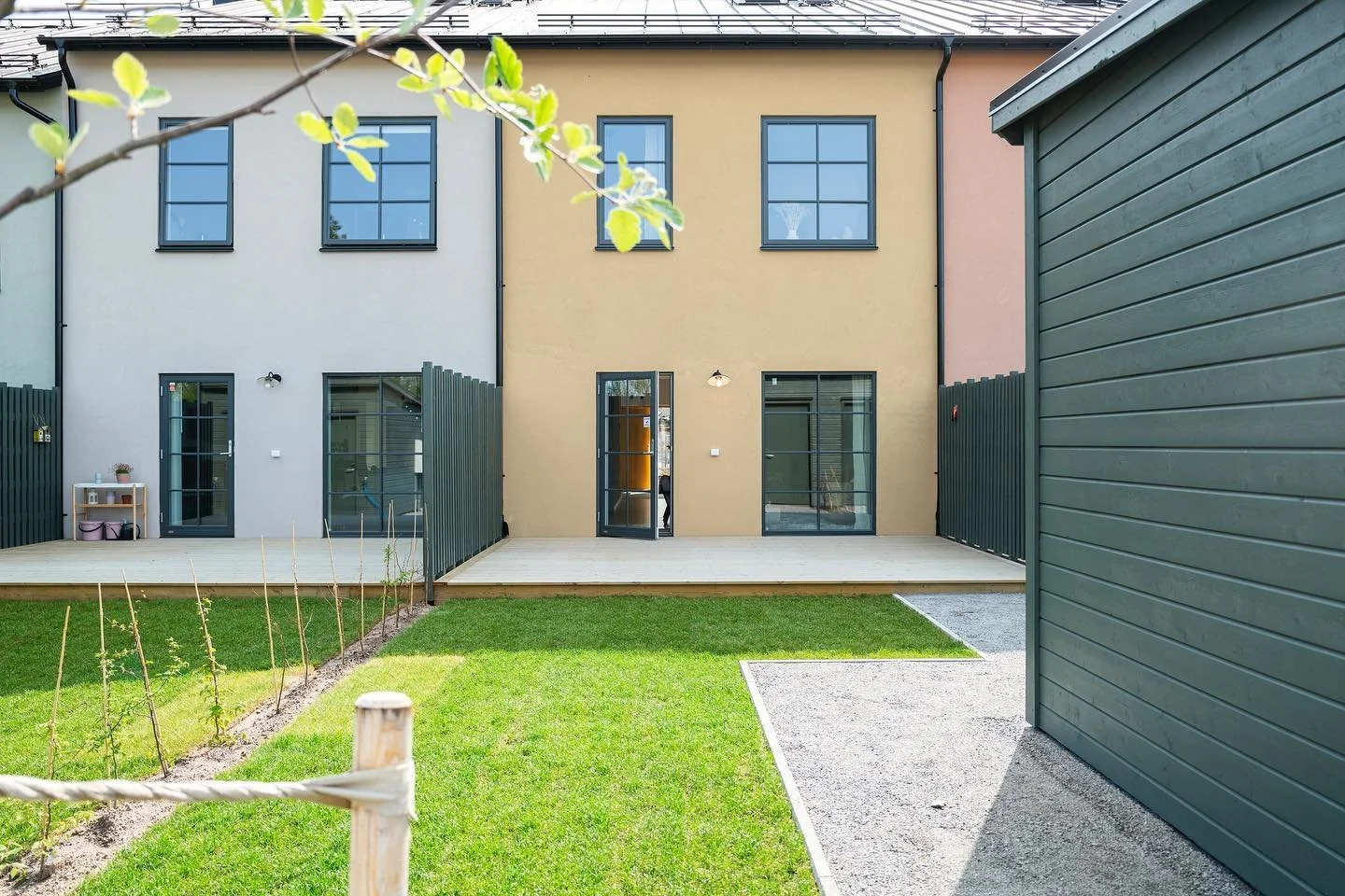 VISNING P&Aring; S&Ouml;NDAG KL 12 ☀️

Gyllenstiernas all&eacute; 115 @steningeslottsby kan bli ditt n&auml;sta kapitel 🫶

H&ouml;r av dig till @fastighetsbyransigtuna f&ouml;r att boka in dig p&aring; visningen p&aring; s&ouml;ndag 🏘️