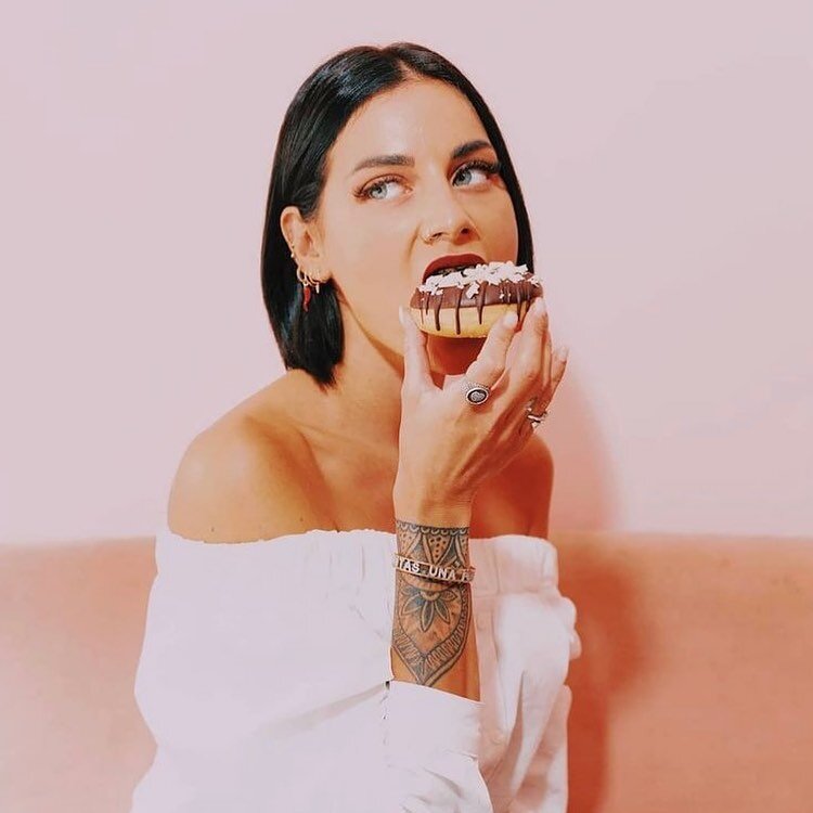 Cool girl 👧 🤩🤩🤩and sweet bar🌟🌟🌟👭🌼❤️
@jessycavella 
@rosaandcooffice