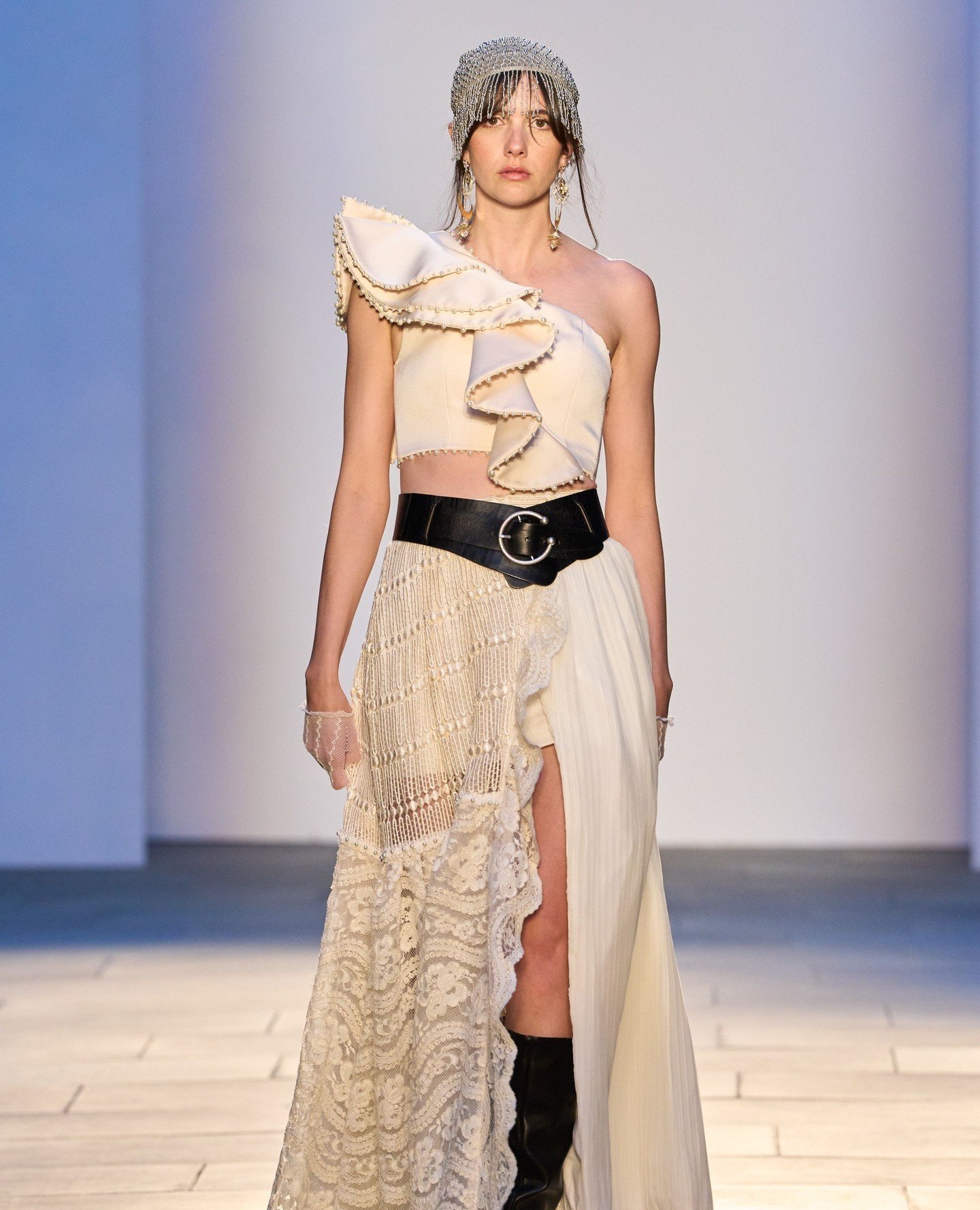 By Silent Siren, London Fashion Week⁠
⁠
@bysilentsiren, @oxfordfashionstudio, @dsq_london, @charlottetilbury, @unite_hair_uk, @shanrequijo, @emergeshow.co, @cupiolo, @upstairs_at_langans, @brockmansgin #OxfordFashionStudio, #LondonFashionWeek, #SS25